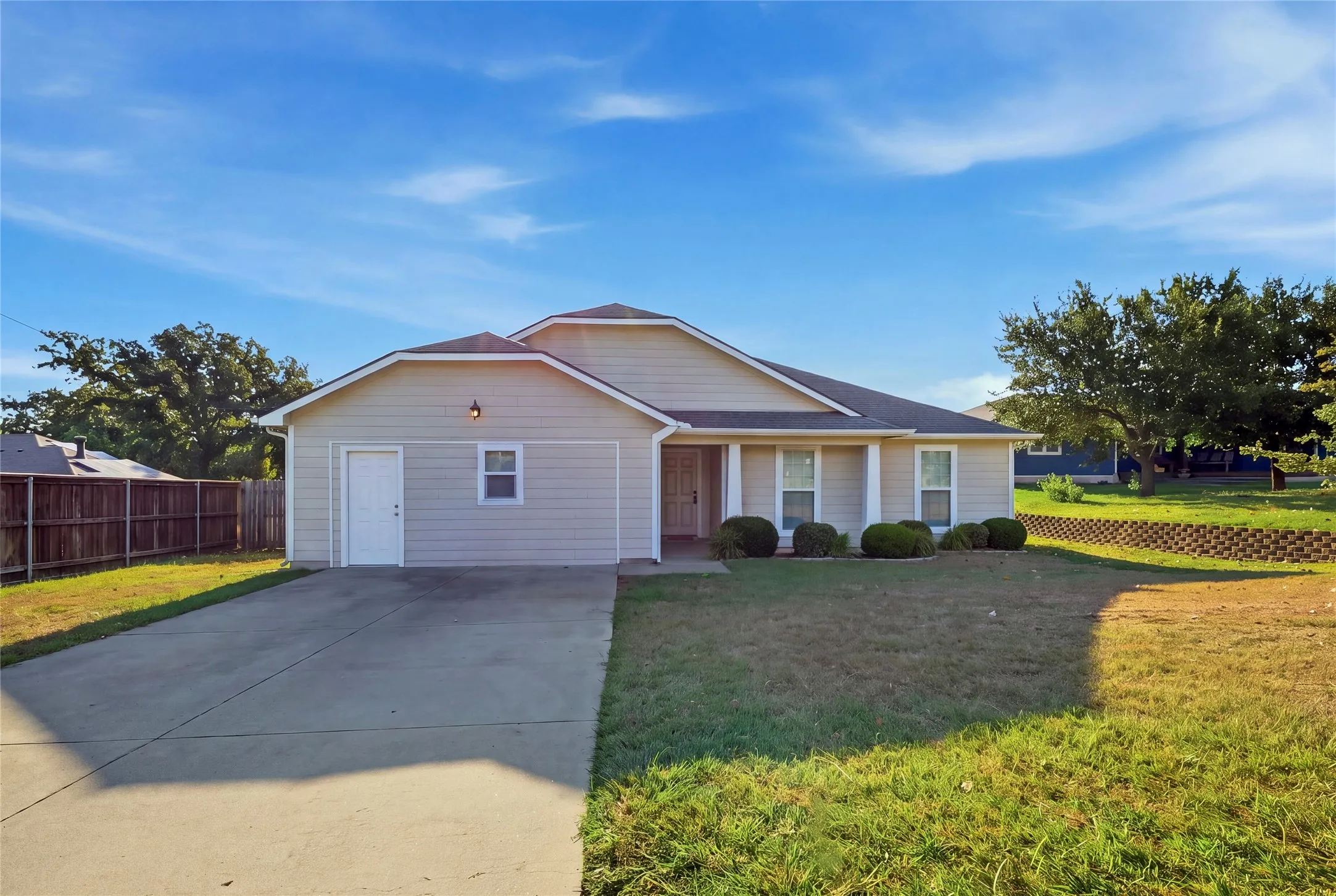 Single Family Residence For Sale in Denton County , 1003 Lakeshore Boulevard, Oak Point, Texas 75068, 3 Bedroom, 2 Bathroom, 2 Garage spaces, 1,498 Sqft, built in 2013, mls#21340813, Real Estate Agent in Oak Point, Homes For Sale in Denton county, Homes For Sale in Oak Point, Realtor in Oak Point Texas, Real Estate Brokerage Independent Realty Texas, Luminita Cordes Realtor