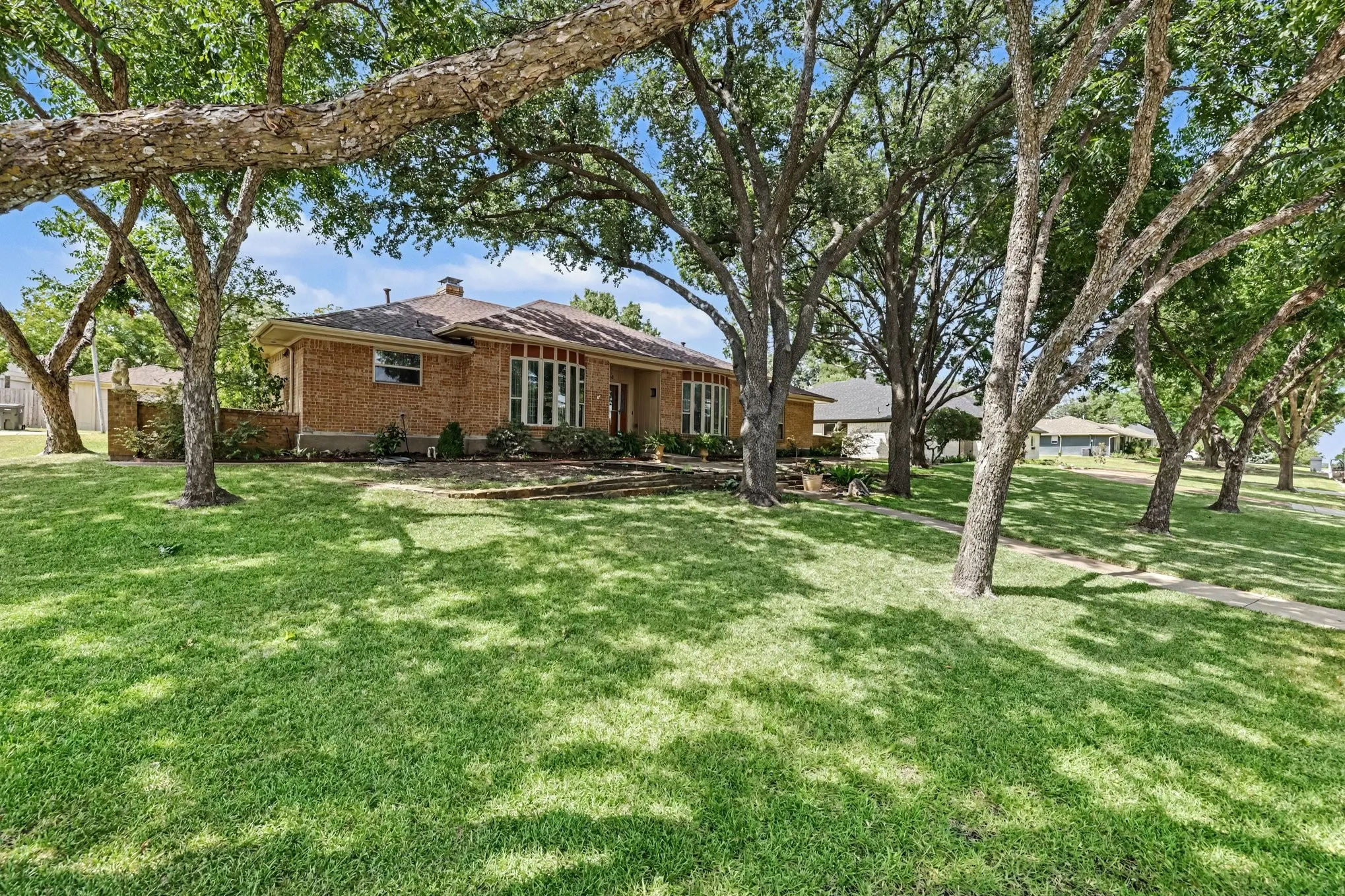 Single Family Residence For Sale in Dallas County , 1905 Toler Trail, Garland, Texas 75043, 3 Bedroom, 3 Bathroom, 3 Garage spaces, 2,754 Sqft, built in 1976, mls#21344478, Real Estate Agent in Garland, Homes For Sale in Dallas county, Homes For Sale in Garland, Realtor in Garland Texas, Real Estate Brokerage Independent Realty Texas, Luminita Cordes Realtor