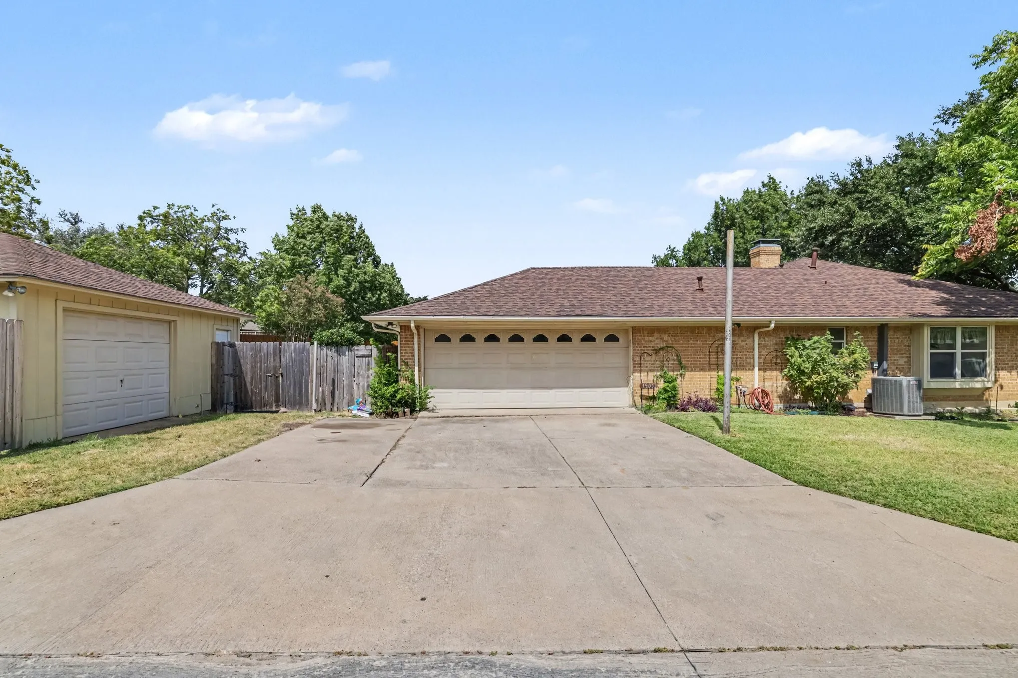 Single Family Residence For Sale in Dallas County , 1905 Toler Trail, Garland, Texas 75043, 3 Bedroom, 3 Bathroom, 3 Garage spaces, 2,754 Sqft, built in 1976, mls#21344478, Real Estate Agent in Garland, Homes For Sale in Dallas county, Homes For Sale in Garland, Realtor in Garland Texas, Real Estate Brokerage Independent Realty Texas, Luminita Cordes Realtor