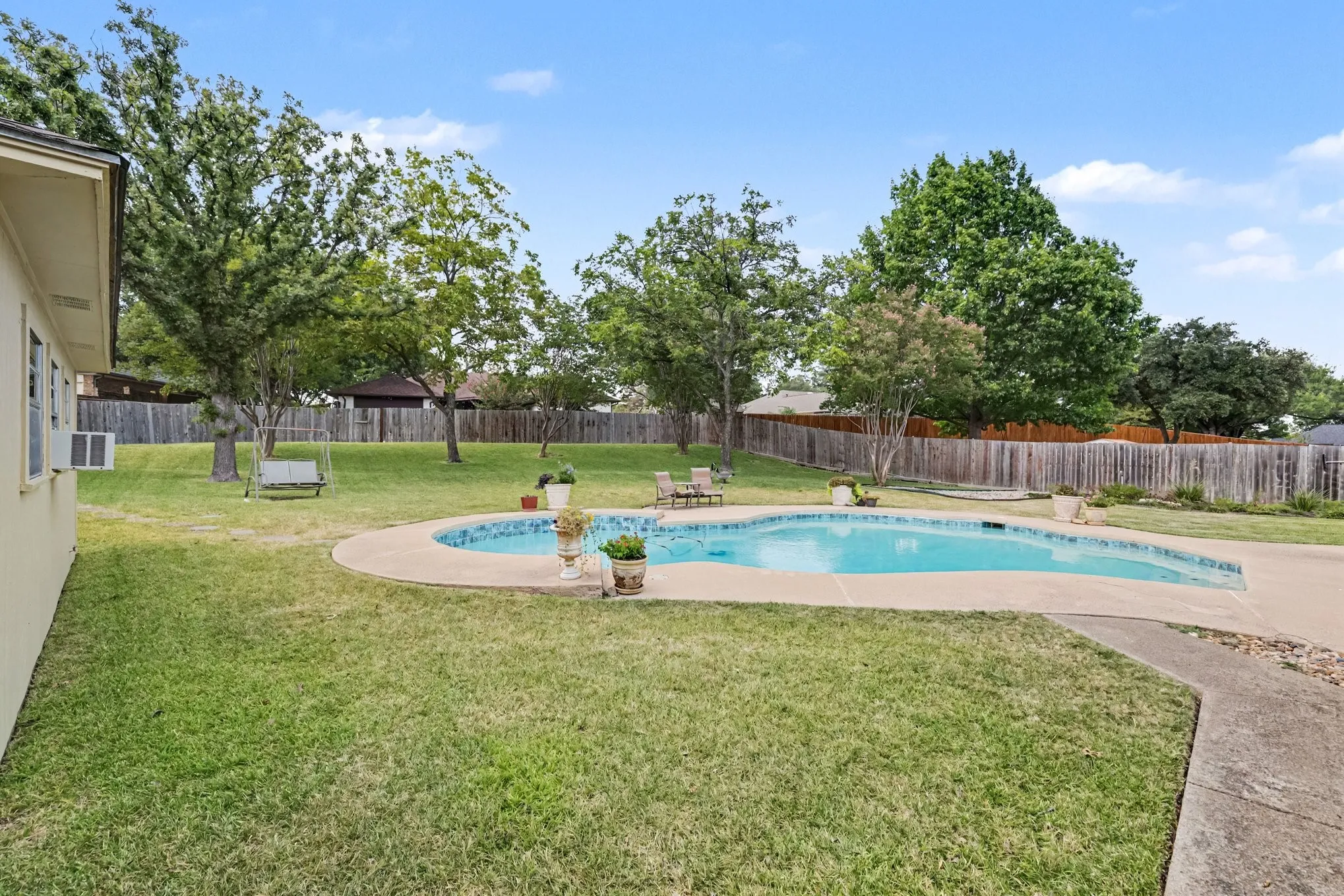 Single Family Residence For Sale in Dallas County , 1905 Toler Trail, Garland, Texas 75043, 3 Bedroom, 3 Bathroom, 3 Garage spaces, 2,754 Sqft, built in 1976, mls#21344478, Real Estate Agent in Garland, Homes For Sale in Dallas county, Homes For Sale in Garland, Realtor in Garland Texas, Real Estate Brokerage Independent Realty Texas, Luminita Cordes Realtor