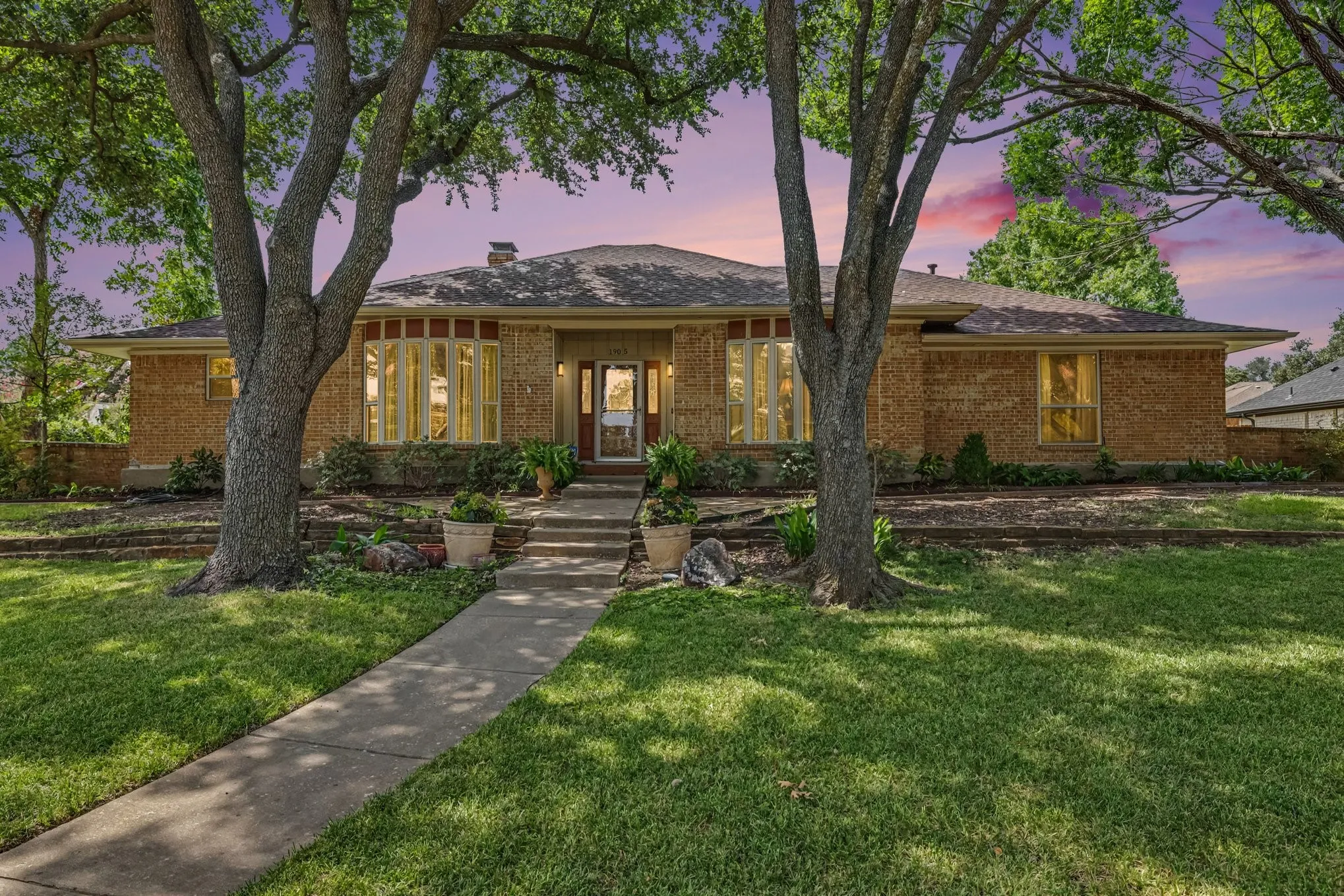 Single Family Residence For Sale in Dallas County , 1905 Toler Trail, Garland, Texas 75043, 3 Bedroom, 3 Bathroom, 3 Garage spaces, 2,754 Sqft, built in 1976, mls#21344478, Real Estate Agent in Garland, Homes For Sale in Dallas county, Homes For Sale in Garland, Realtor in Garland Texas, Real Estate Brokerage Independent Realty Texas, Luminita Cordes Realtor