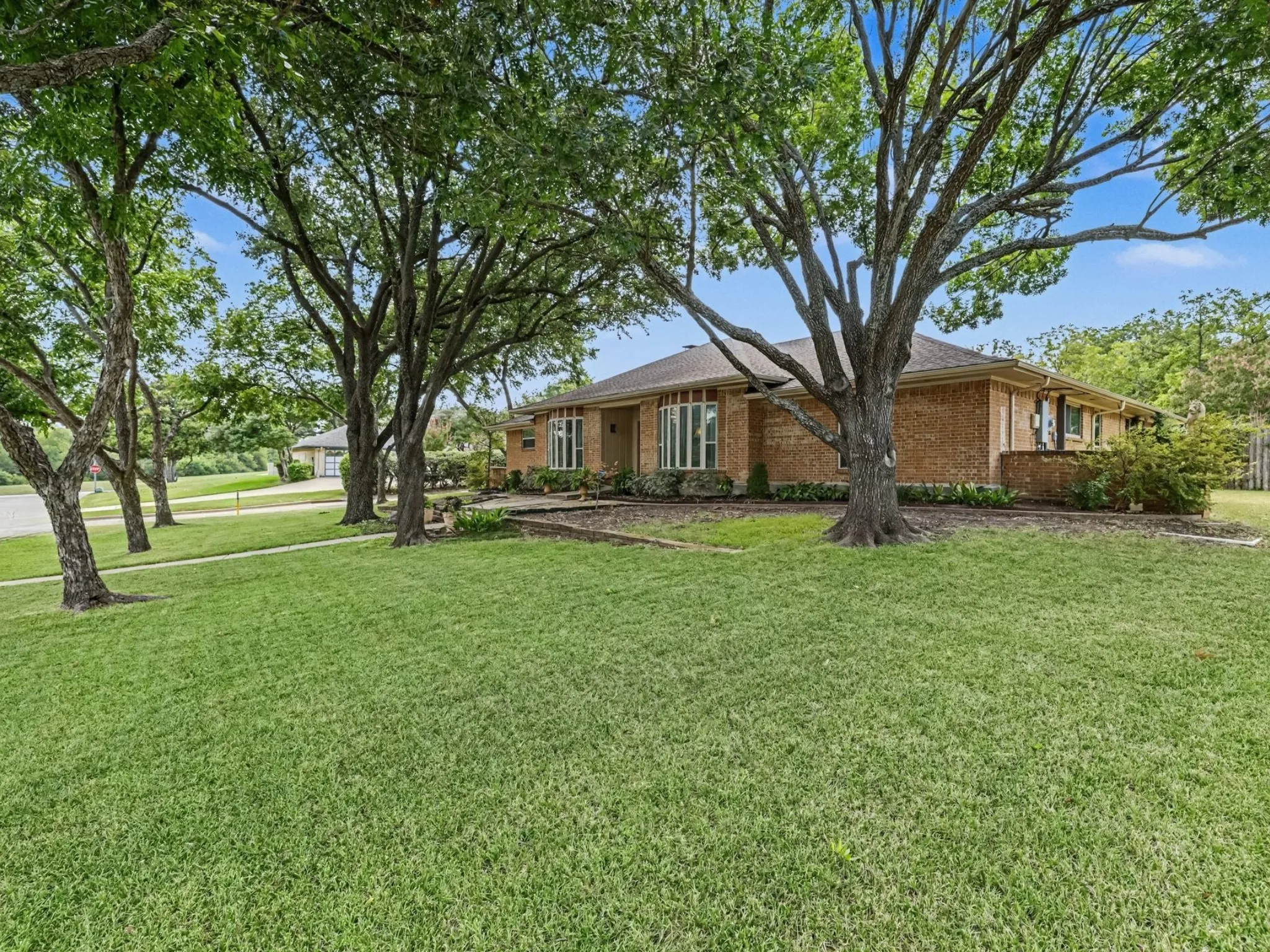 Single Family Residence For Sale in Dallas County , 1905 Toler Trail, Garland, Texas 75043, 3 Bedroom, 3 Bathroom, 3 Garage spaces, 2,754 Sqft, built in 1976, mls#21344478, Real Estate Agent in Garland, Homes For Sale in Dallas county, Homes For Sale in Garland, Realtor in Garland Texas, Real Estate Brokerage Independent Realty Texas, Luminita Cordes Realtor