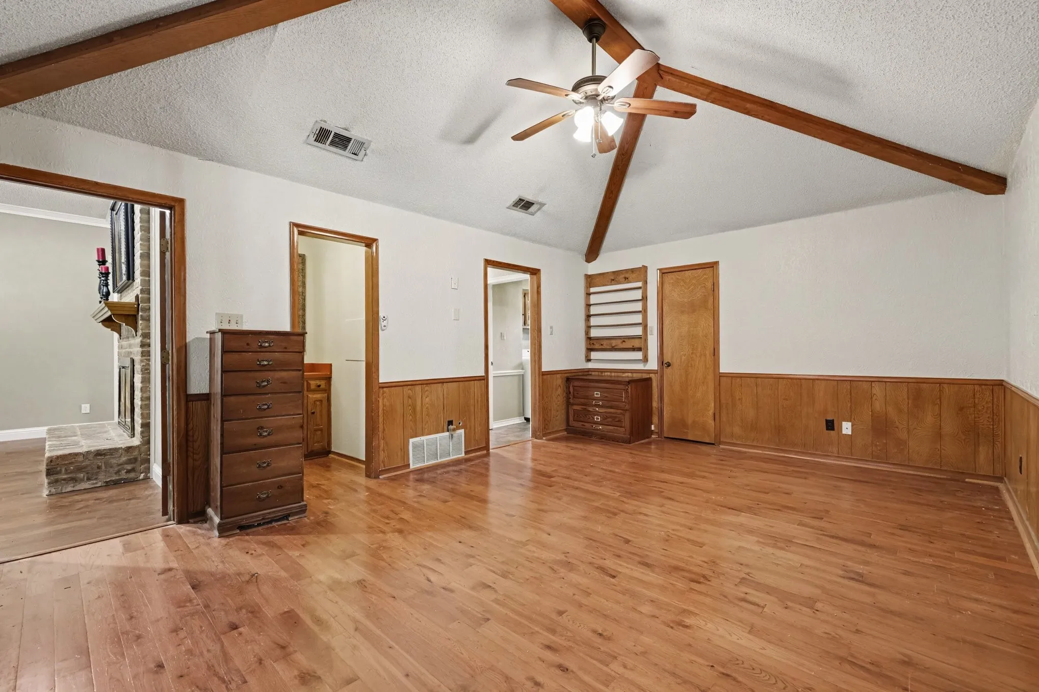 Single Family Residence For Sale in Dallas County , 1905 Toler Trail, Garland, Texas 75043, 3 Bedroom, 3 Bathroom, 3 Garage spaces, 2,754 Sqft, built in 1976, mls#21344478, Real Estate Agent in Garland, Homes For Sale in Dallas county, Homes For Sale in Garland, Realtor in Garland Texas, Real Estate Brokerage Independent Realty Texas, Luminita Cordes Realtor