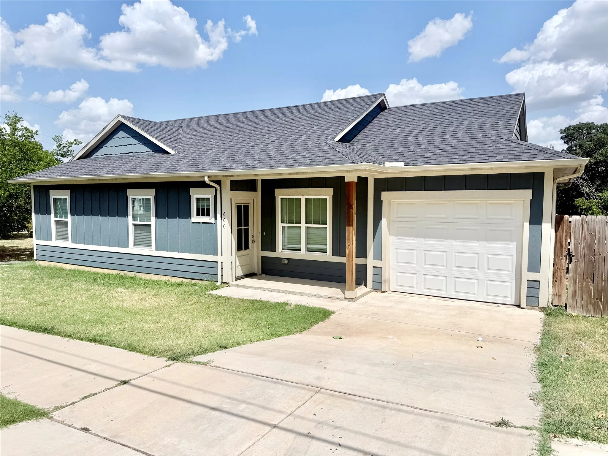 Single Family Residence For Rent in Grayson County , 600 E Shepherd Street, Denison, Texas 75021, 3 Bedroom, 2 Bathroom, 1 Garage spaces, 1,274 Sqft, built in 2023, mls#21352359, Real Estate Agent in Denison, Homes For Rent in Grayson county, Homes For Rent in Denison, Realtor in Denison Texas, Real Estate Brokerage Independent Realty Texas, Luminita Cordes Realtor