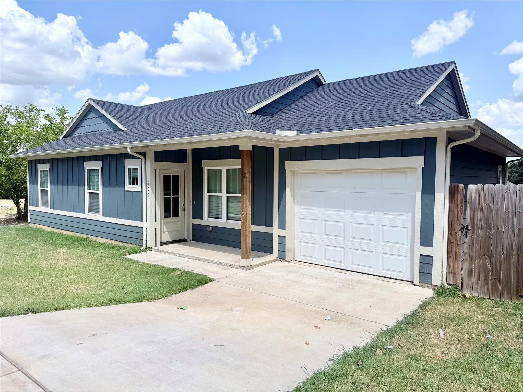 Single Family Residence For Rent in Grayson County , 600 E Shepherd Street, Denison, Texas 75021, 3 Bedroom, 2 Bathroom, 1 Garage spaces, 1,274 Sqft, built in 2023, mls#21352359, Real Estate Agent in Denison, Homes For Rent in Grayson county, Homes For Rent in Denison, Realtor in Denison Texas, Real Estate Brokerage Independent Realty Texas, Luminita Cordes Realtor