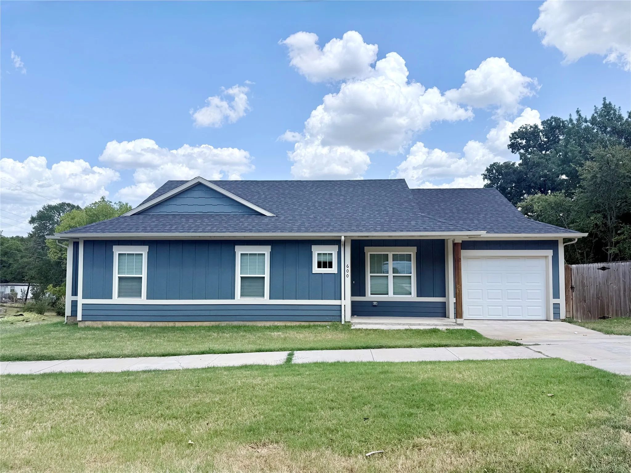 Single Family Residence For Rent in Grayson County , 600 E Shepherd Street, Denison, Texas 75021, 3 Bedroom, 2 Bathroom, 1 Garage spaces, 1,274 Sqft, built in 2023, mls#21352359, Real Estate Agent in Denison, Homes For Rent in Grayson county, Homes For Rent in Denison, Realtor in Denison Texas, Real Estate Brokerage Independent Realty Texas, Luminita Cordes Realtor
