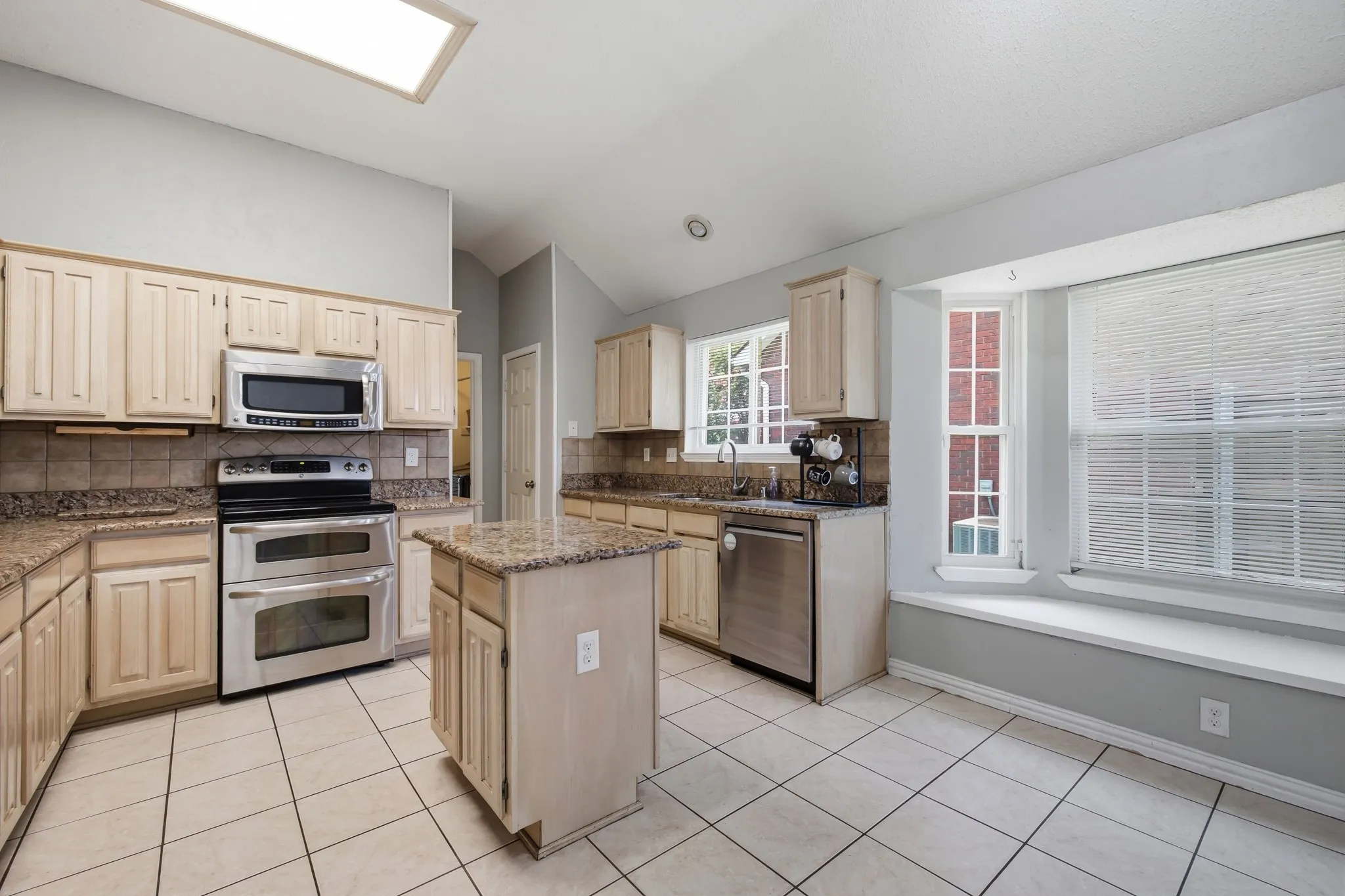 Single Family Residence For Sale in Denton County , 1517 Palisades Drive, Carrollton, Texas 75007, 3 Bedroom, 2 Bathroom, 2 Garage spaces, 1,933 Sqft, built in 1989, mls#21350267, Real Estate Agent in Carrollton, Homes For Sale in Denton county, Homes For Sale in Carrollton, Realtor in Carrollton Texas, Real Estate Brokerage Independent Realty Texas, Luminita Cordes Realtor