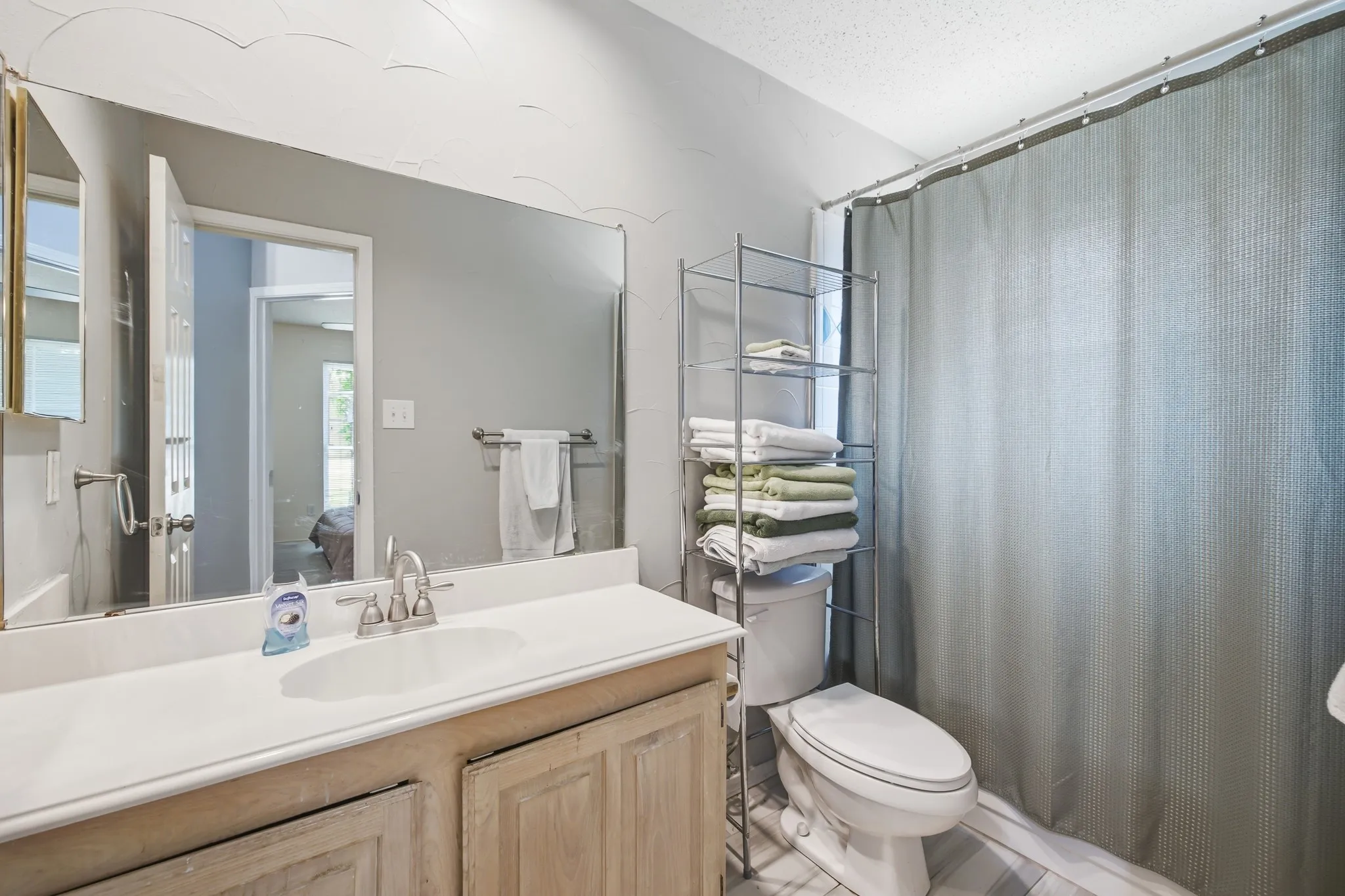 Single Family Residence For Sale in Denton County , 1517 Palisades Drive, Carrollton, Texas 75007, 3 Bedroom, 2 Bathroom, 2 Garage spaces, 1,933 Sqft, built in 1989, mls#21350267, Real Estate Agent in Carrollton, Homes For Sale in Denton county, Homes For Sale in Carrollton, Realtor in Carrollton Texas, Real Estate Brokerage Independent Realty Texas, Luminita Cordes Realtor