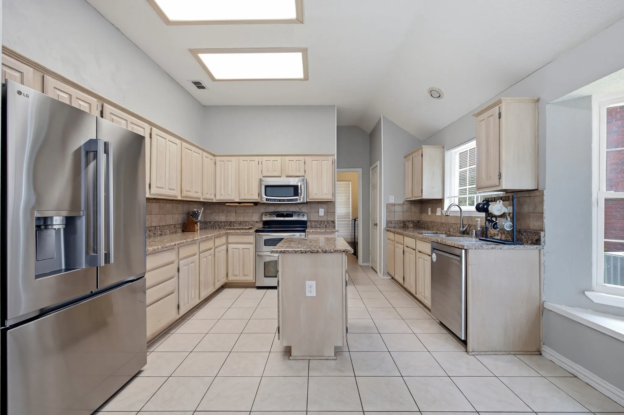 Single Family Residence For Sale in Denton County , 1517 Palisades Drive, Carrollton, Texas 75007, 3 Bedroom, 2 Bathroom, 2 Garage spaces, 1,933 Sqft, built in 1989, mls#21350267, Real Estate Agent in Carrollton, Homes For Sale in Denton county, Homes For Sale in Carrollton, Realtor in Carrollton Texas, Real Estate Brokerage Independent Realty Texas, Luminita Cordes Realtor