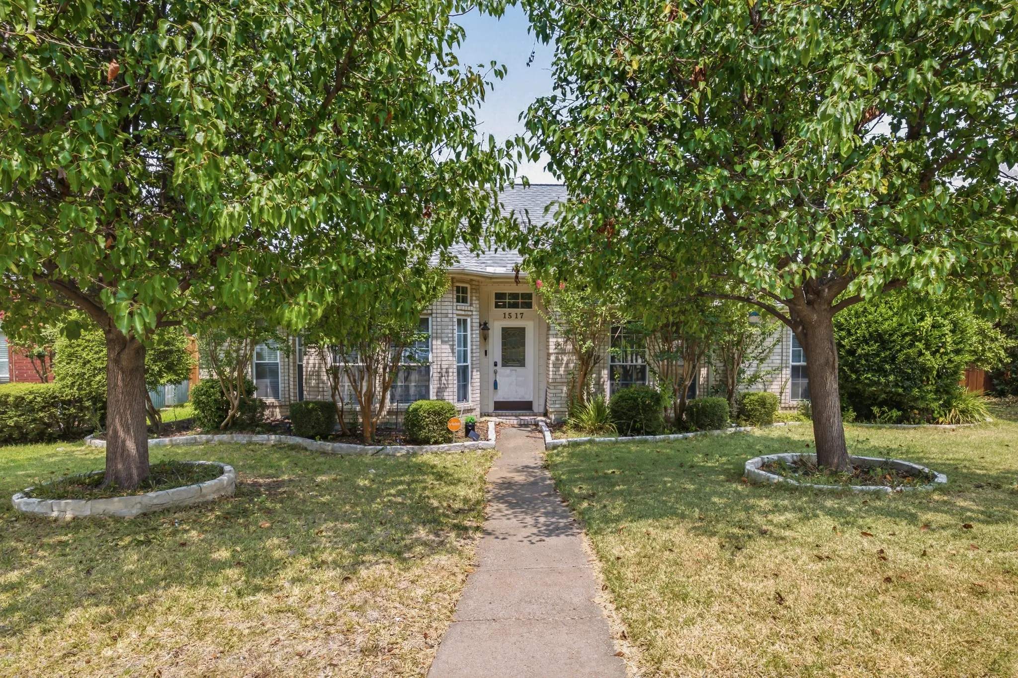 Single Family Residence For Sale in Denton County , 1517 Palisades Drive, Carrollton, Texas 75007, 3 Bedroom, 2 Bathroom, 2 Garage spaces, 1,933 Sqft, built in 1989, mls#21350267, Real Estate Agent in Carrollton, Homes For Sale in Denton county, Homes For Sale in Carrollton, Realtor in Carrollton Texas, Real Estate Brokerage Independent Realty Texas, Luminita Cordes Realtor