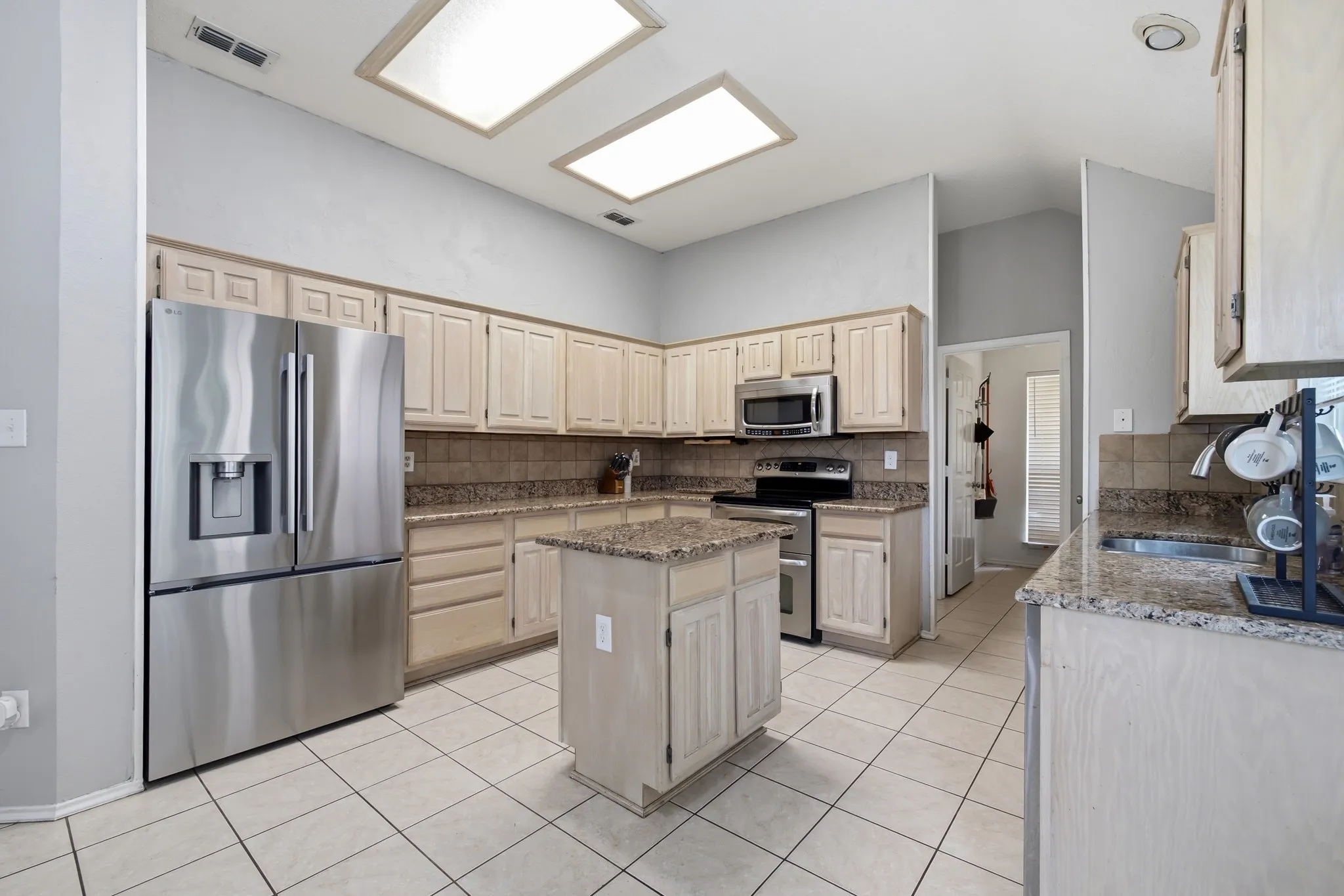 Single Family Residence For Sale in Denton County , 1517 Palisades Drive, Carrollton, Texas 75007, 3 Bedroom, 2 Bathroom, 2 Garage spaces, 1,933 Sqft, built in 1989, mls#21350267, Real Estate Agent in Carrollton, Homes For Sale in Denton county, Homes For Sale in Carrollton, Realtor in Carrollton Texas, Real Estate Brokerage Independent Realty Texas, Luminita Cordes Realtor