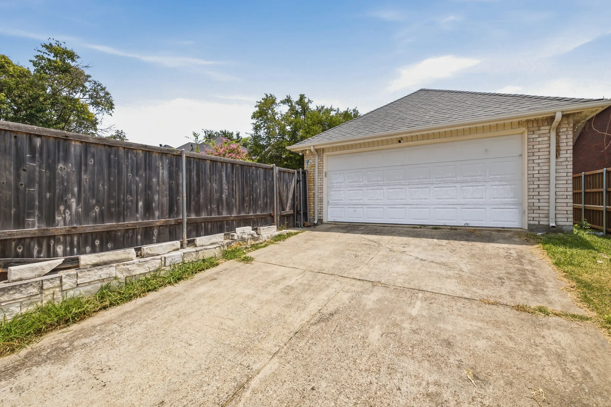 Single Family Residence For Sale in Denton County , 1517 Palisades Drive, Carrollton, Texas 75007, 3 Bedroom, 2 Bathroom, 2 Garage spaces, 1,933 Sqft, built in 1989, mls#21350267, Real Estate Agent in Carrollton, Homes For Sale in Denton county, Homes For Sale in Carrollton, Realtor in Carrollton Texas, Real Estate Brokerage Independent Realty Texas, Luminita Cordes Realtor
