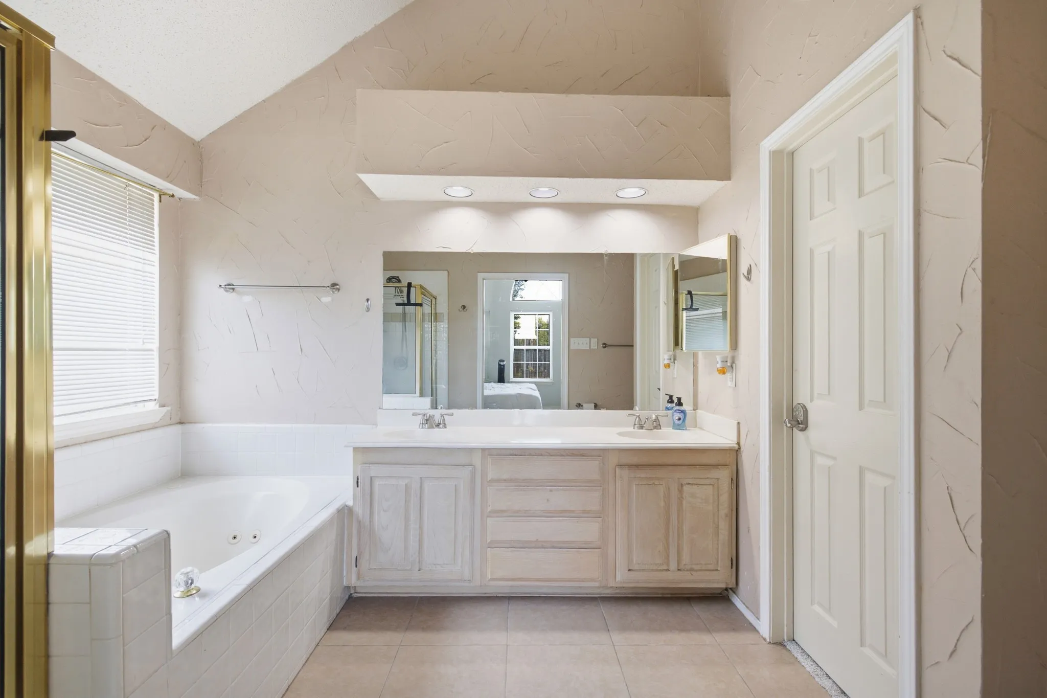 Single Family Residence For Sale in Denton County , 1517 Palisades Drive, Carrollton, Texas 75007, 3 Bedroom, 2 Bathroom, 2 Garage spaces, 1,933 Sqft, built in 1989, mls#21350267, Real Estate Agent in Carrollton, Homes For Sale in Denton county, Homes For Sale in Carrollton, Realtor in Carrollton Texas, Real Estate Brokerage Independent Realty Texas, Luminita Cordes Realtor