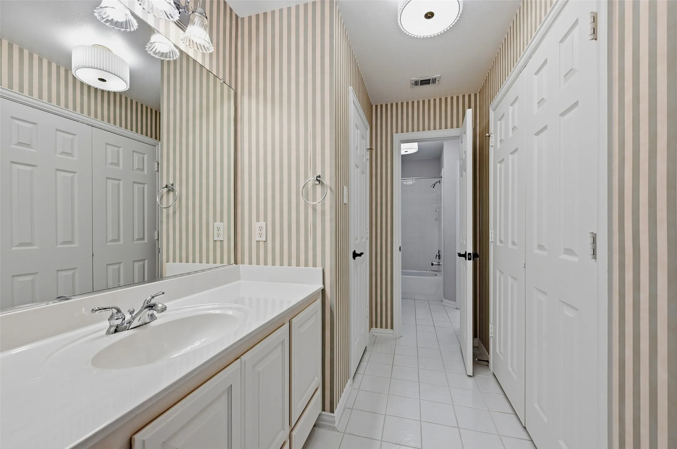 Single Family Residence For Sale in Collin County , 1426 Westmont Drive, Allen, Texas 75013, 5 Bedroom, 4 Bathroom, 3 Garage spaces, 3,333 Sqft, built in 1998, mls#21352372, Real Estate Agent in Allen, Homes For Sale in Collin county, Homes For Sale in Allen, Realtor in Allen Texas, Real Estate Brokerage Independent Realty Texas, Luminita Cordes Realtor
