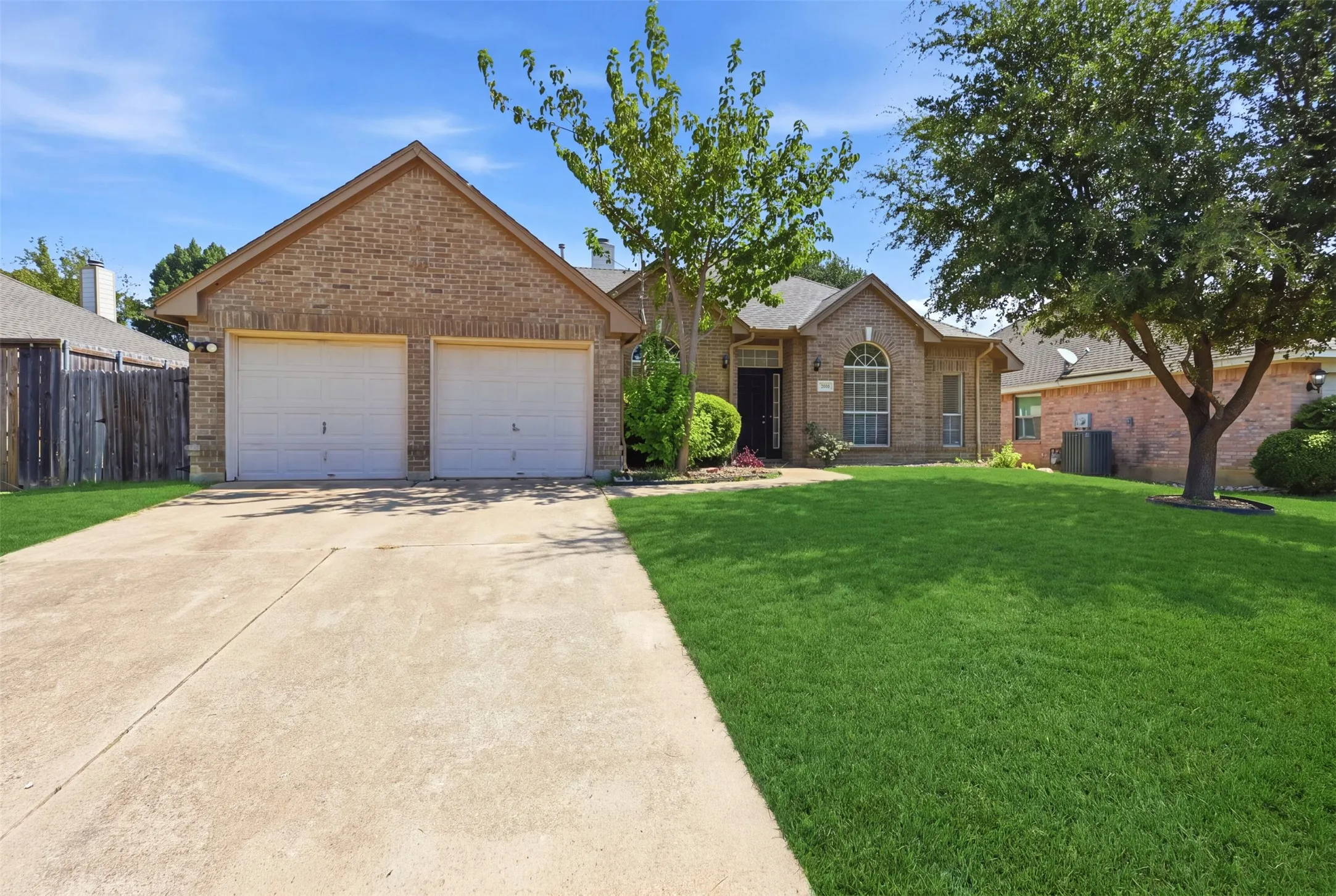 Single Family Residence For Sale in Tarrant County , 2005 Melissa Diane Street, Mansfield, Texas 76063, 3 Bedroom, 2 Bathroom, 2 Garage spaces, 1,813 Sqft, built in 1995, mls#21348799, Real Estate Agent in Mansfield, Homes For Sale in Tarrant county, Homes For Sale in Mansfield, Realtor in Mansfield Texas, Real Estate Brokerage Independent Realty Texas, Luminita Cordes Realtor