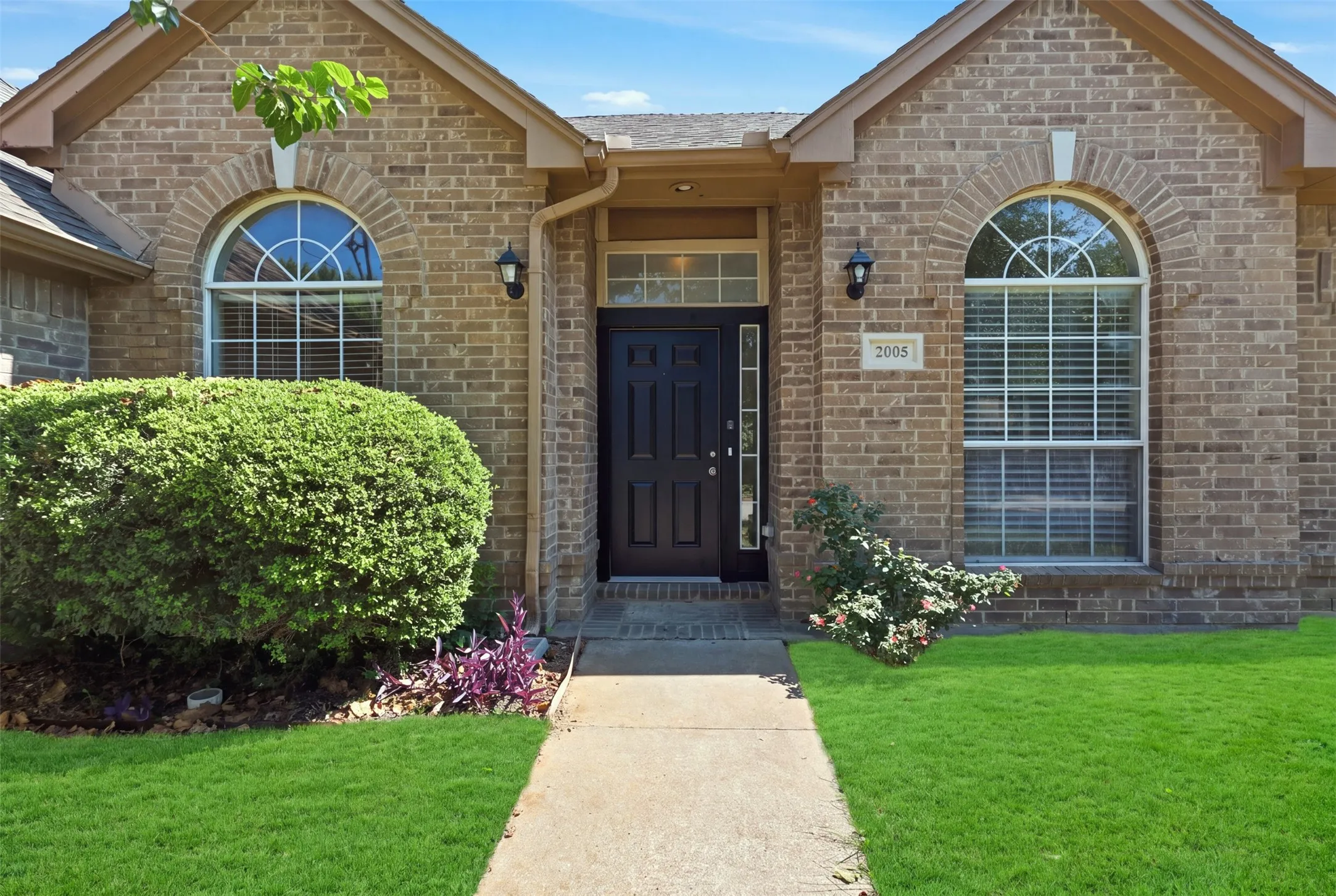 Single Family Residence For Sale in Tarrant County , 2005 Melissa Diane Street, Mansfield, Texas 76063, 3 Bedroom, 2 Bathroom, 2 Garage spaces, 1,813 Sqft, built in 1995, mls#21348799, Real Estate Agent in Mansfield, Homes For Sale in Tarrant county, Homes For Sale in Mansfield, Realtor in Mansfield Texas, Real Estate Brokerage Independent Realty Texas, Luminita Cordes Realtor