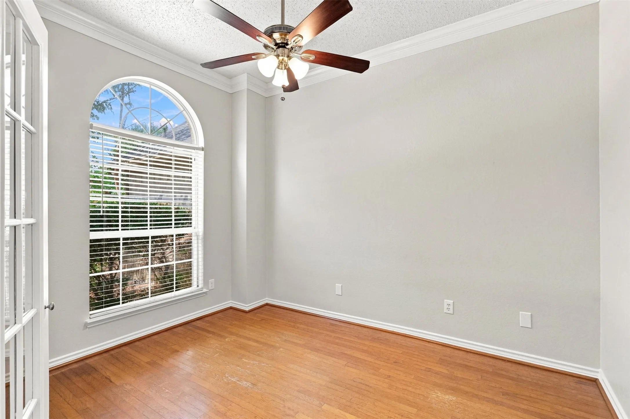 Single Family Residence For Sale in Tarrant County , 2005 Melissa Diane Street, Mansfield, Texas 76063, 3 Bedroom, 2 Bathroom, 2 Garage spaces, 1,813 Sqft, built in 1995, mls#21348799, Real Estate Agent in Mansfield, Homes For Sale in Tarrant county, Homes For Sale in Mansfield, Realtor in Mansfield Texas, Real Estate Brokerage Independent Realty Texas, Luminita Cordes Realtor