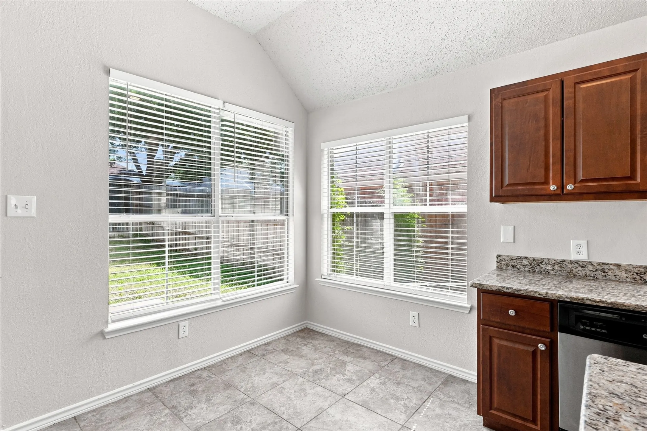 Single Family Residence For Sale in Tarrant County , 2005 Melissa Diane Street, Mansfield, Texas 76063, 3 Bedroom, 2 Bathroom, 2 Garage spaces, 1,813 Sqft, built in 1995, mls#21348799, Real Estate Agent in Mansfield, Homes For Sale in Tarrant county, Homes For Sale in Mansfield, Realtor in Mansfield Texas, Real Estate Brokerage Independent Realty Texas, Luminita Cordes Realtor