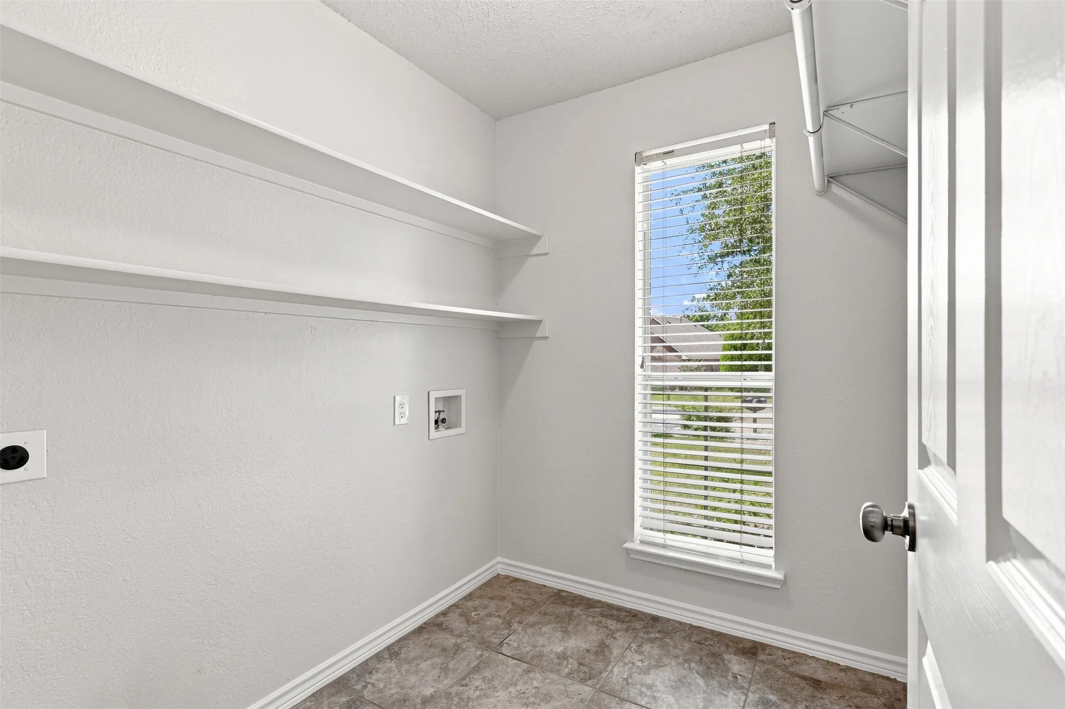 Single Family Residence For Sale in Tarrant County , 2005 Melissa Diane Street, Mansfield, Texas 76063, 3 Bedroom, 2 Bathroom, 2 Garage spaces, 1,813 Sqft, built in 1995, mls#21348799, Real Estate Agent in Mansfield, Homes For Sale in Tarrant county, Homes For Sale in Mansfield, Realtor in Mansfield Texas, Real Estate Brokerage Independent Realty Texas, Luminita Cordes Realtor