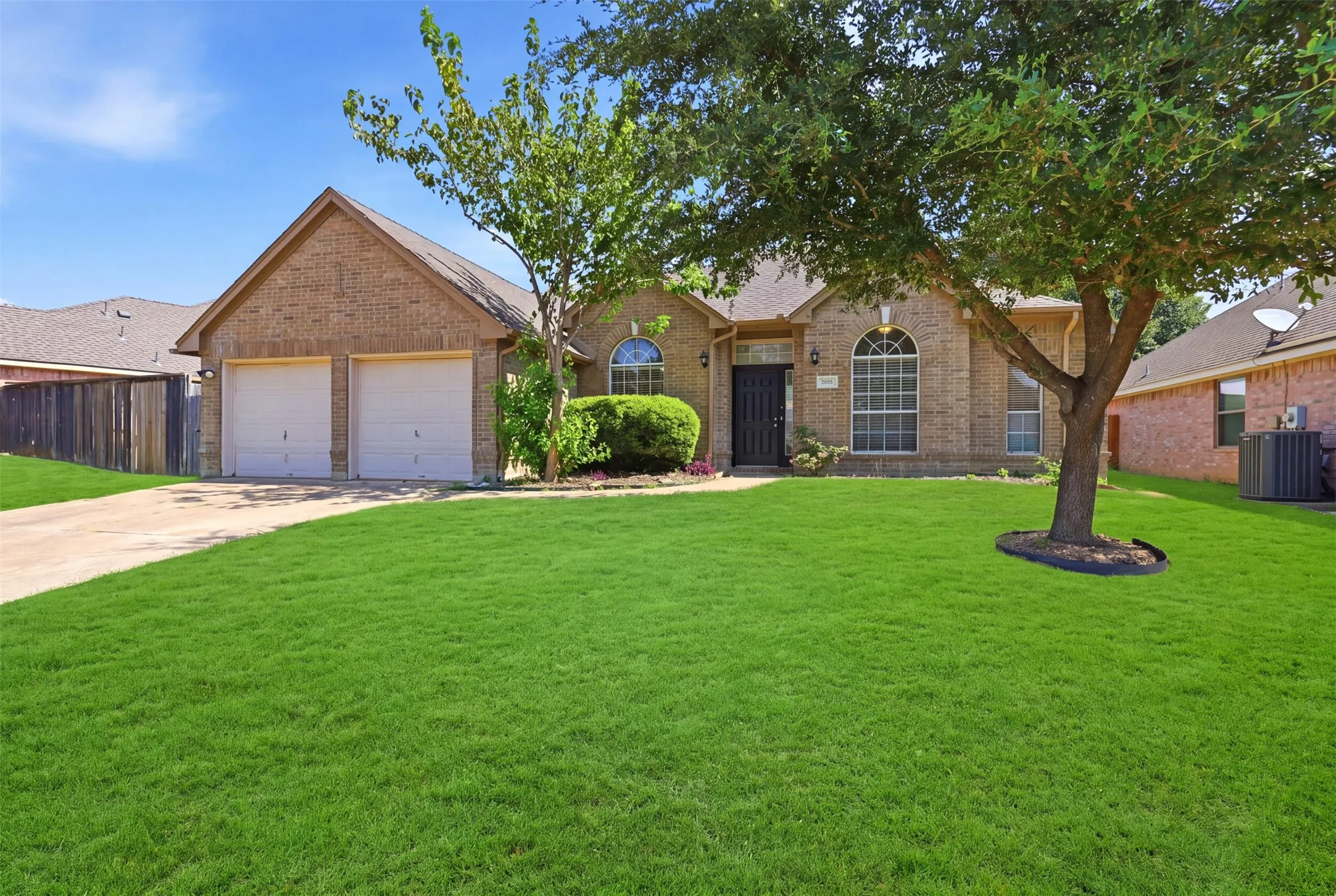 Single Family Residence For Sale in Tarrant County , 2005 Melissa Diane Street, Mansfield, Texas 76063, 3 Bedroom, 2 Bathroom, 2 Garage spaces, 1,813 Sqft, built in 1995, mls#21348799, Real Estate Agent in Mansfield, Homes For Sale in Tarrant county, Homes For Sale in Mansfield, Realtor in Mansfield Texas, Real Estate Brokerage Independent Realty Texas, Luminita Cordes Realtor