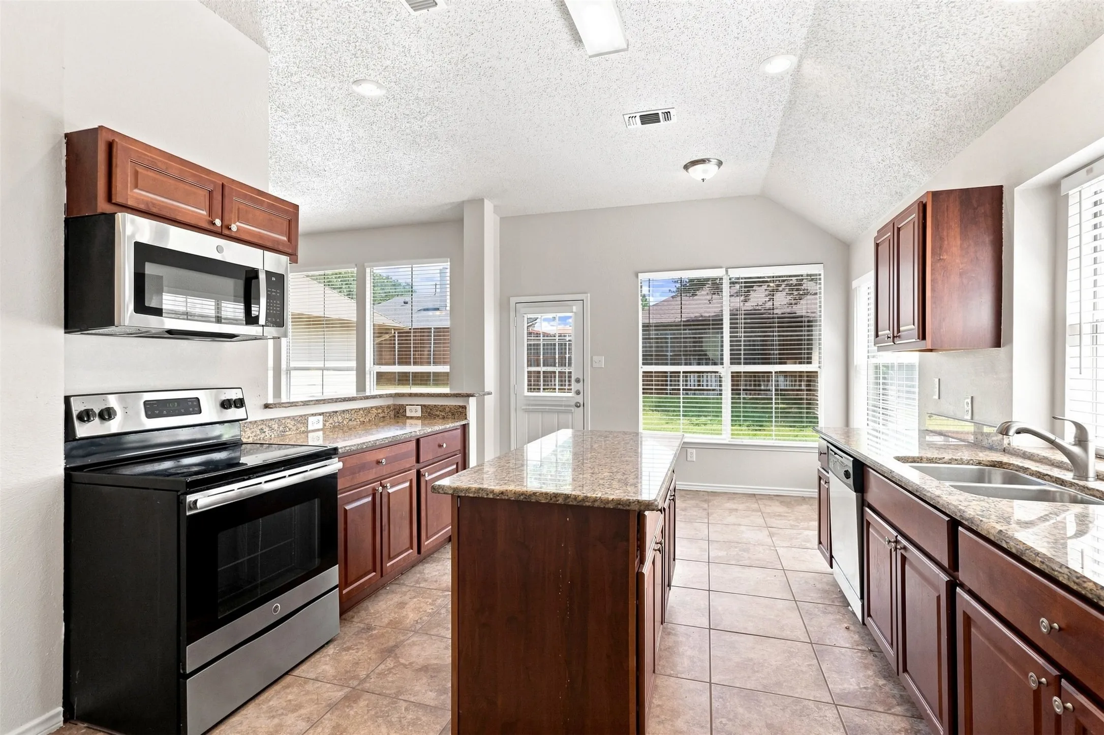 Single Family Residence For Sale in Tarrant County , 2005 Melissa Diane Street, Mansfield, Texas 76063, 3 Bedroom, 2 Bathroom, 2 Garage spaces, 1,813 Sqft, built in 1995, mls#21348799, Real Estate Agent in Mansfield, Homes For Sale in Tarrant county, Homes For Sale in Mansfield, Realtor in Mansfield Texas, Real Estate Brokerage Independent Realty Texas, Luminita Cordes Realtor