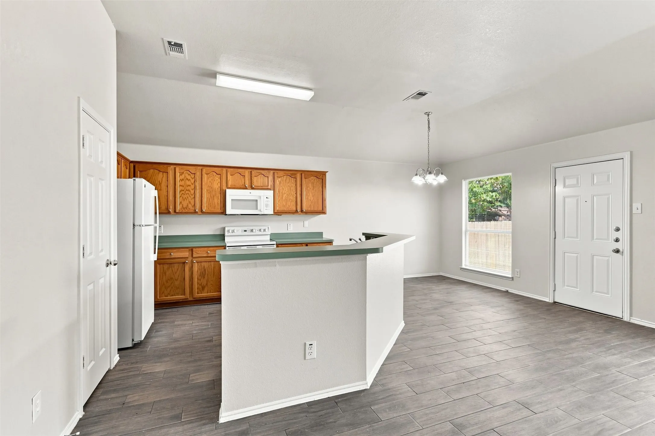 Single Family Residence For Sale in Tarrant County , 625 Jamie Lane, Mansfield, Texas 76063, 3 Bedroom, 2 Bathroom, 2 Garage spaces, 1,536 Sqft, built in 2000, mls#21348770, Real Estate Agent in Mansfield, Homes For Sale in Tarrant county, Homes For Sale in Mansfield, Realtor in Mansfield Texas, Real Estate Brokerage Independent Realty Texas, Luminita Cordes Realtor