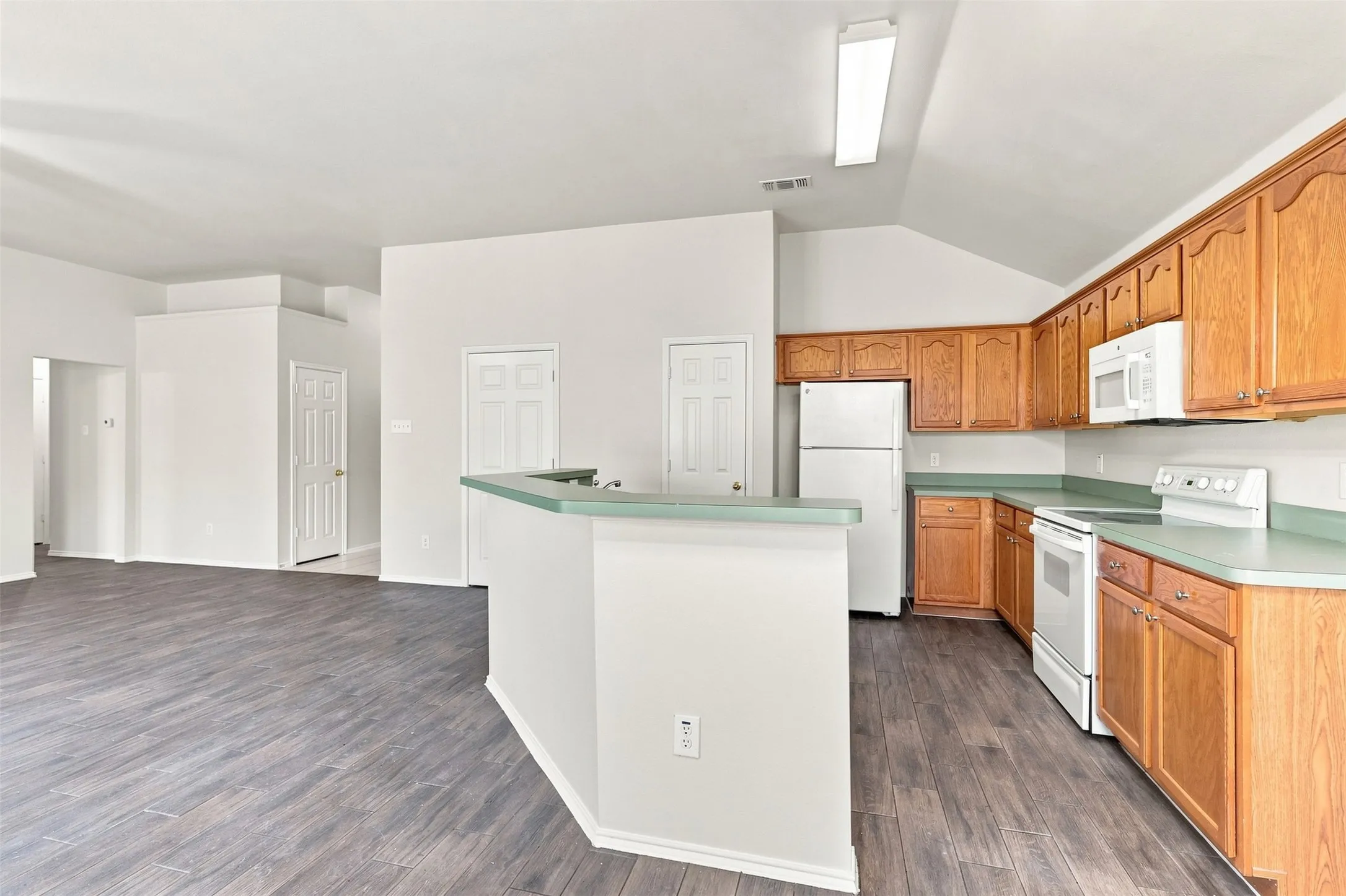 Single Family Residence For Sale in Tarrant County , 625 Jamie Lane, Mansfield, Texas 76063, 3 Bedroom, 2 Bathroom, 2 Garage spaces, 1,536 Sqft, built in 2000, mls#21348770, Real Estate Agent in Mansfield, Homes For Sale in Tarrant county, Homes For Sale in Mansfield, Realtor in Mansfield Texas, Real Estate Brokerage Independent Realty Texas, Luminita Cordes Realtor
