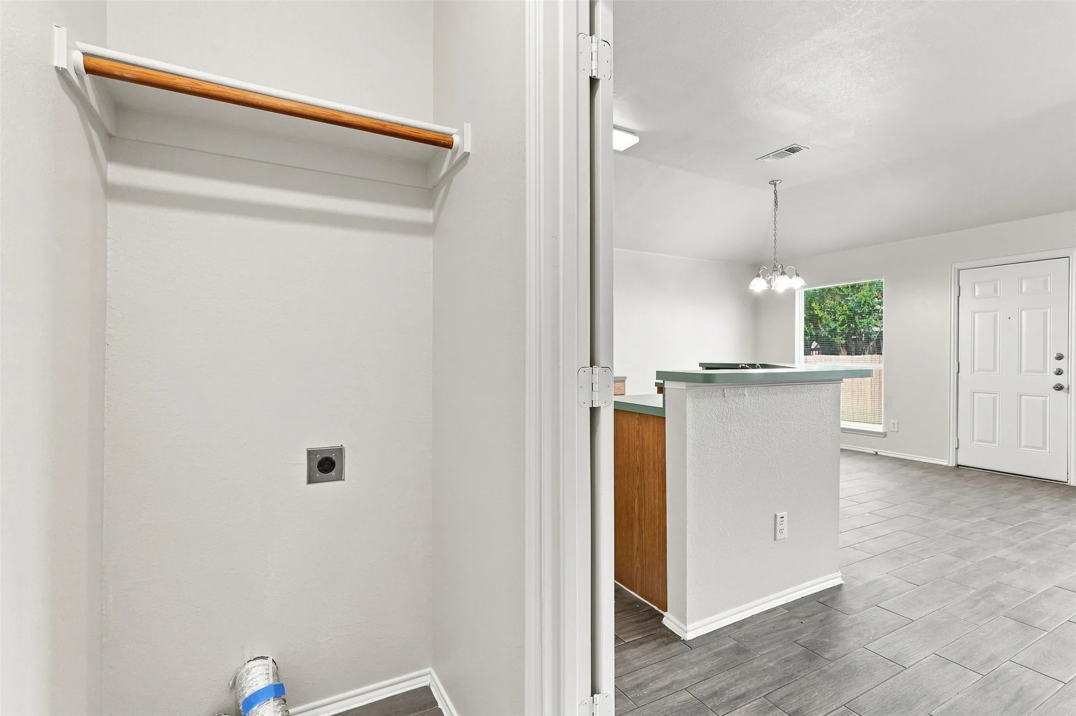 Single Family Residence For Sale in Tarrant County , 625 Jamie Lane, Mansfield, Texas 76063, 3 Bedroom, 2 Bathroom, 2 Garage spaces, 1,536 Sqft, built in 2000, mls#21348770, Real Estate Agent in Mansfield, Homes For Sale in Tarrant county, Homes For Sale in Mansfield, Realtor in Mansfield Texas, Real Estate Brokerage Independent Realty Texas, Luminita Cordes Realtor