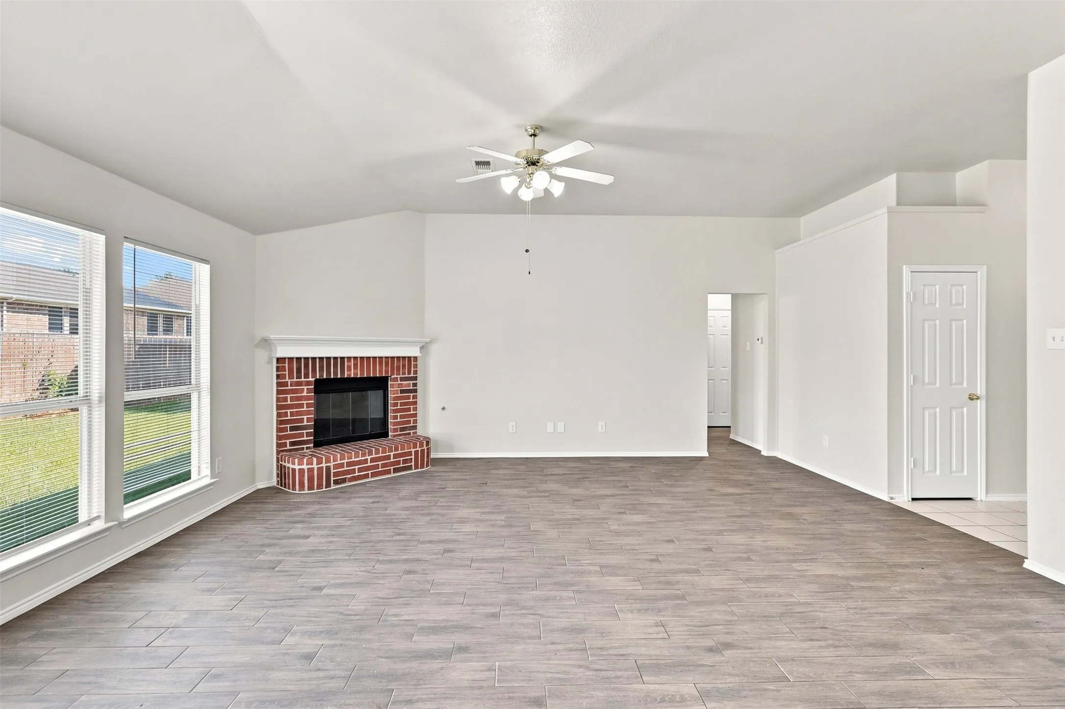 Single Family Residence For Sale in Tarrant County , 625 Jamie Lane, Mansfield, Texas 76063, 3 Bedroom, 2 Bathroom, 2 Garage spaces, 1,536 Sqft, built in 2000, mls#21348770, Real Estate Agent in Mansfield, Homes For Sale in Tarrant county, Homes For Sale in Mansfield, Realtor in Mansfield Texas, Real Estate Brokerage Independent Realty Texas, Luminita Cordes Realtor