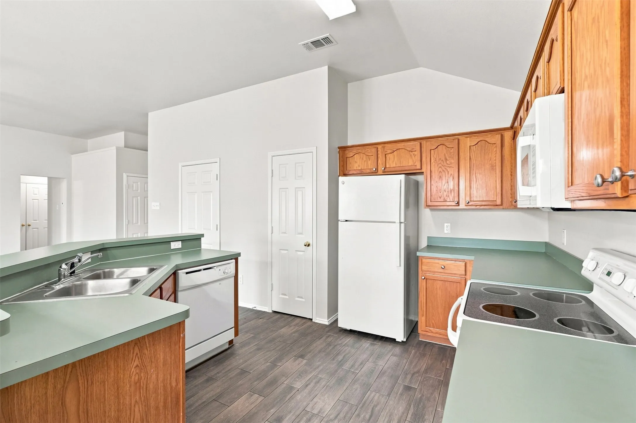 Single Family Residence For Sale in Tarrant County , 625 Jamie Lane, Mansfield, Texas 76063, 3 Bedroom, 2 Bathroom, 2 Garage spaces, 1,536 Sqft, built in 2000, mls#21348770, Real Estate Agent in Mansfield, Homes For Sale in Tarrant county, Homes For Sale in Mansfield, Realtor in Mansfield Texas, Real Estate Brokerage Independent Realty Texas, Luminita Cordes Realtor