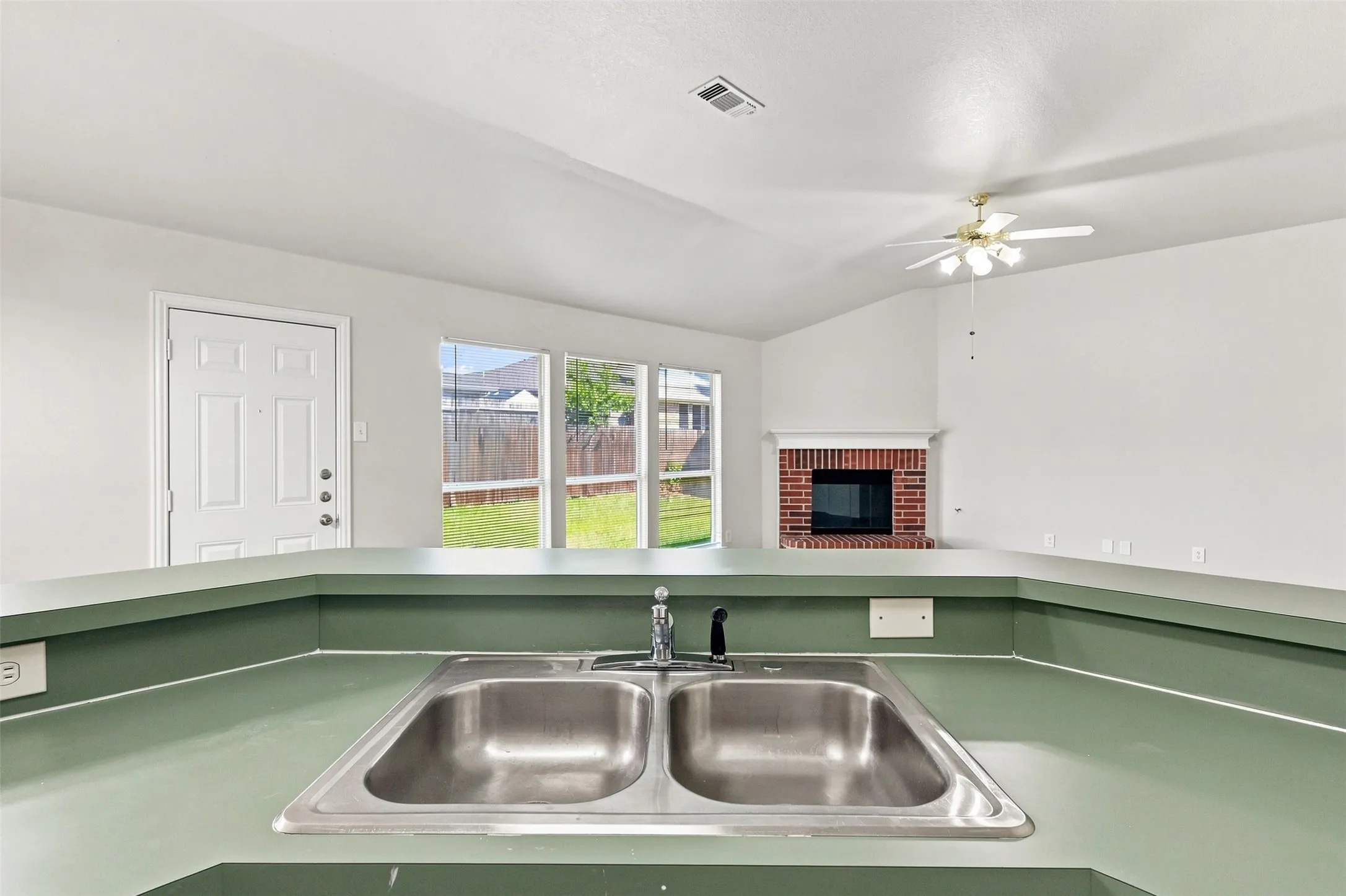 Single Family Residence For Sale in Tarrant County , 625 Jamie Lane, Mansfield, Texas 76063, 3 Bedroom, 2 Bathroom, 2 Garage spaces, 1,536 Sqft, built in 2000, mls#21348770, Real Estate Agent in Mansfield, Homes For Sale in Tarrant county, Homes For Sale in Mansfield, Realtor in Mansfield Texas, Real Estate Brokerage Independent Realty Texas, Luminita Cordes Realtor
