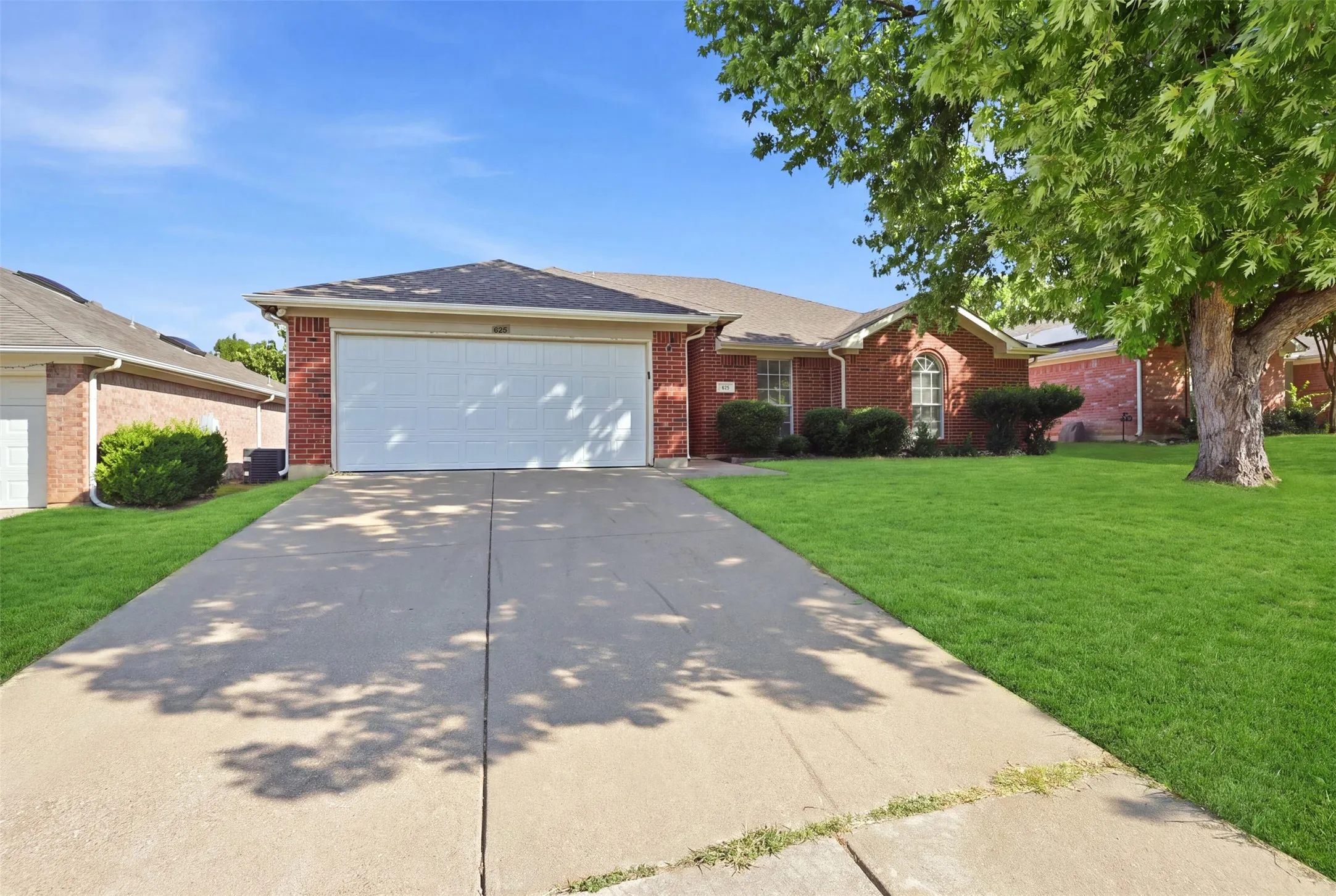 Single Family Residence For Sale in Tarrant County , 625 Jamie Lane, Mansfield, Texas 76063, 3 Bedroom, 2 Bathroom, 2 Garage spaces, 1,536 Sqft, built in 2000, mls#21348770, Real Estate Agent in Mansfield, Homes For Sale in Tarrant county, Homes For Sale in Mansfield, Realtor in Mansfield Texas, Real Estate Brokerage Independent Realty Texas, Luminita Cordes Realtor