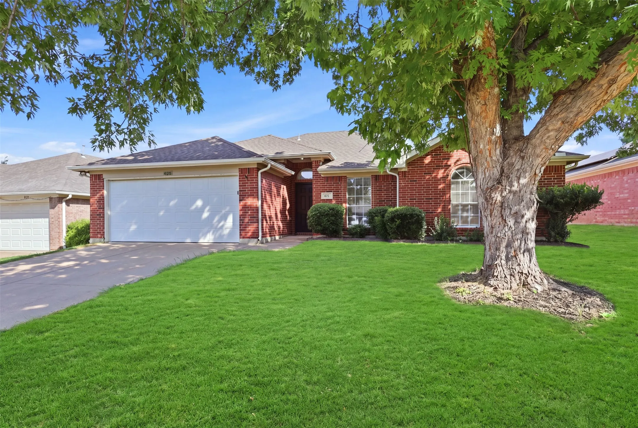 Single Family Residence For Sale in Tarrant County , 625 Jamie Lane, Mansfield, Texas 76063, 3 Bedroom, 2 Bathroom, 2 Garage spaces, 1,536 Sqft, built in 2000, mls#21348770, Real Estate Agent in Mansfield, Homes For Sale in Tarrant county, Homes For Sale in Mansfield, Realtor in Mansfield Texas, Real Estate Brokerage Independent Realty Texas, Luminita Cordes Realtor