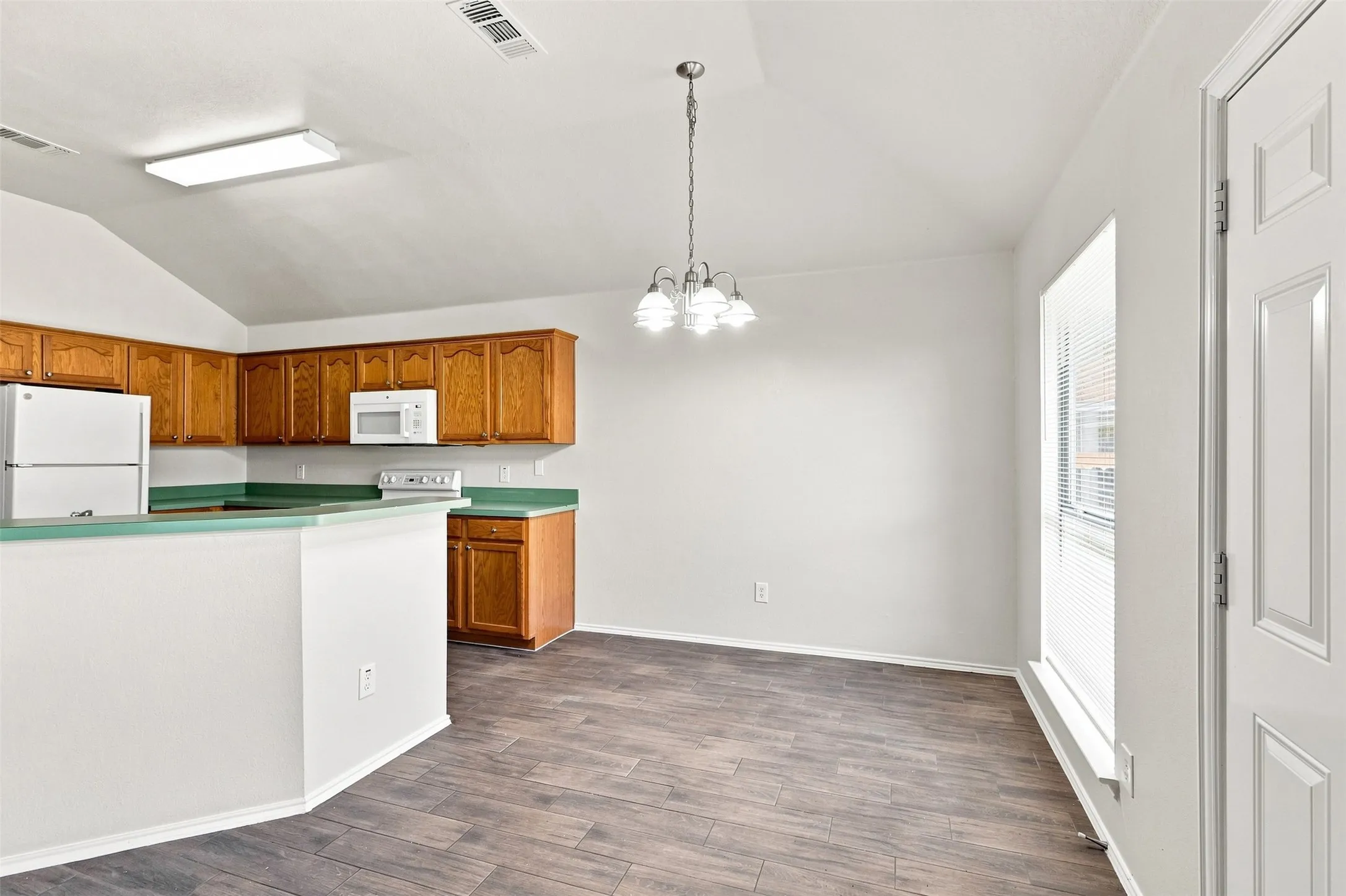 Single Family Residence For Sale in Tarrant County , 625 Jamie Lane, Mansfield, Texas 76063, 3 Bedroom, 2 Bathroom, 2 Garage spaces, 1,536 Sqft, built in 2000, mls#21348770, Real Estate Agent in Mansfield, Homes For Sale in Tarrant county, Homes For Sale in Mansfield, Realtor in Mansfield Texas, Real Estate Brokerage Independent Realty Texas, Luminita Cordes Realtor
