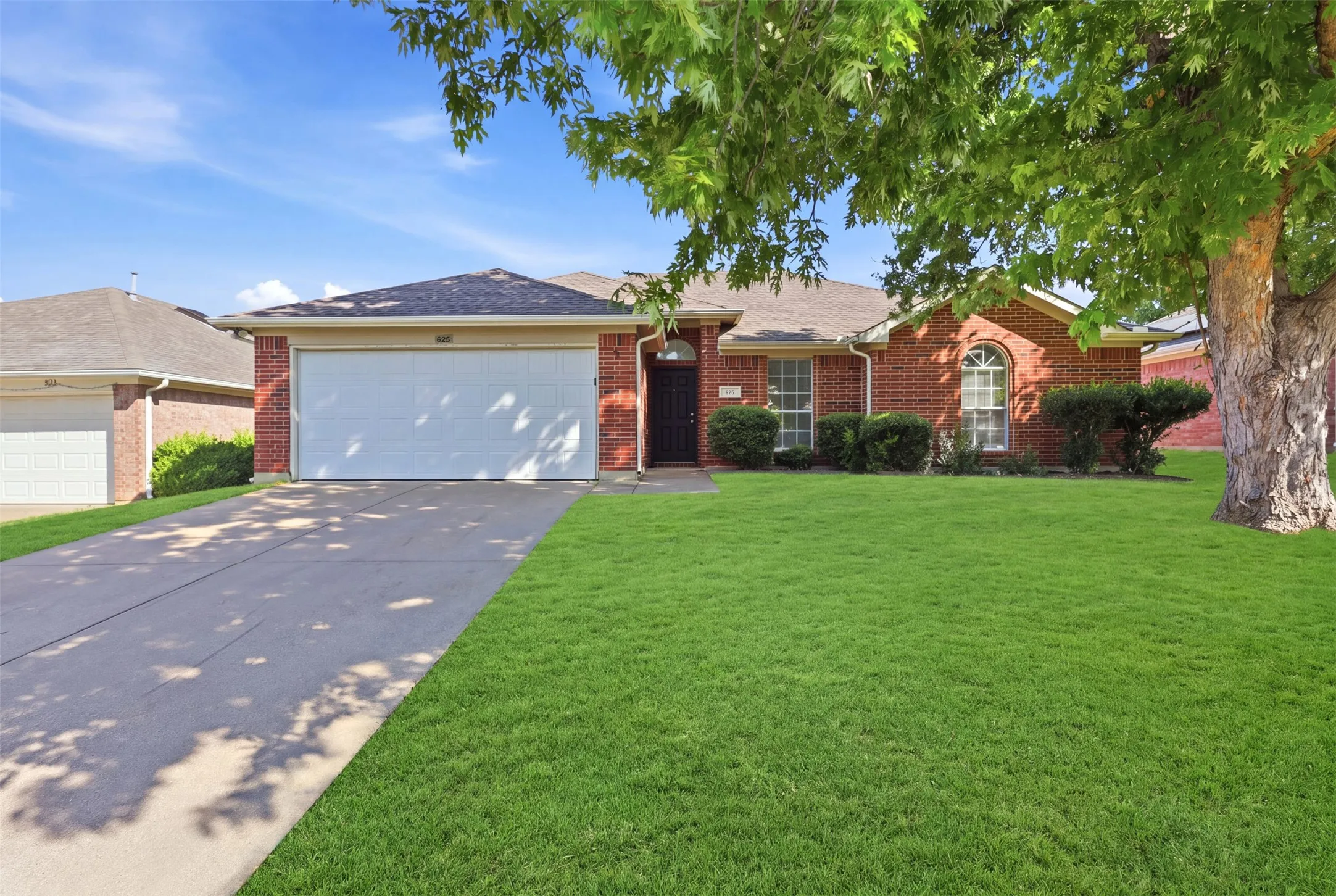 Single Family Residence For Sale in Tarrant County , 625 Jamie Lane, Mansfield, Texas 76063, 3 Bedroom, 2 Bathroom, 2 Garage spaces, 1,536 Sqft, built in 2000, mls#21348770, Real Estate Agent in Mansfield, Homes For Sale in Tarrant county, Homes For Sale in Mansfield, Realtor in Mansfield Texas, Real Estate Brokerage Independent Realty Texas, Luminita Cordes Realtor