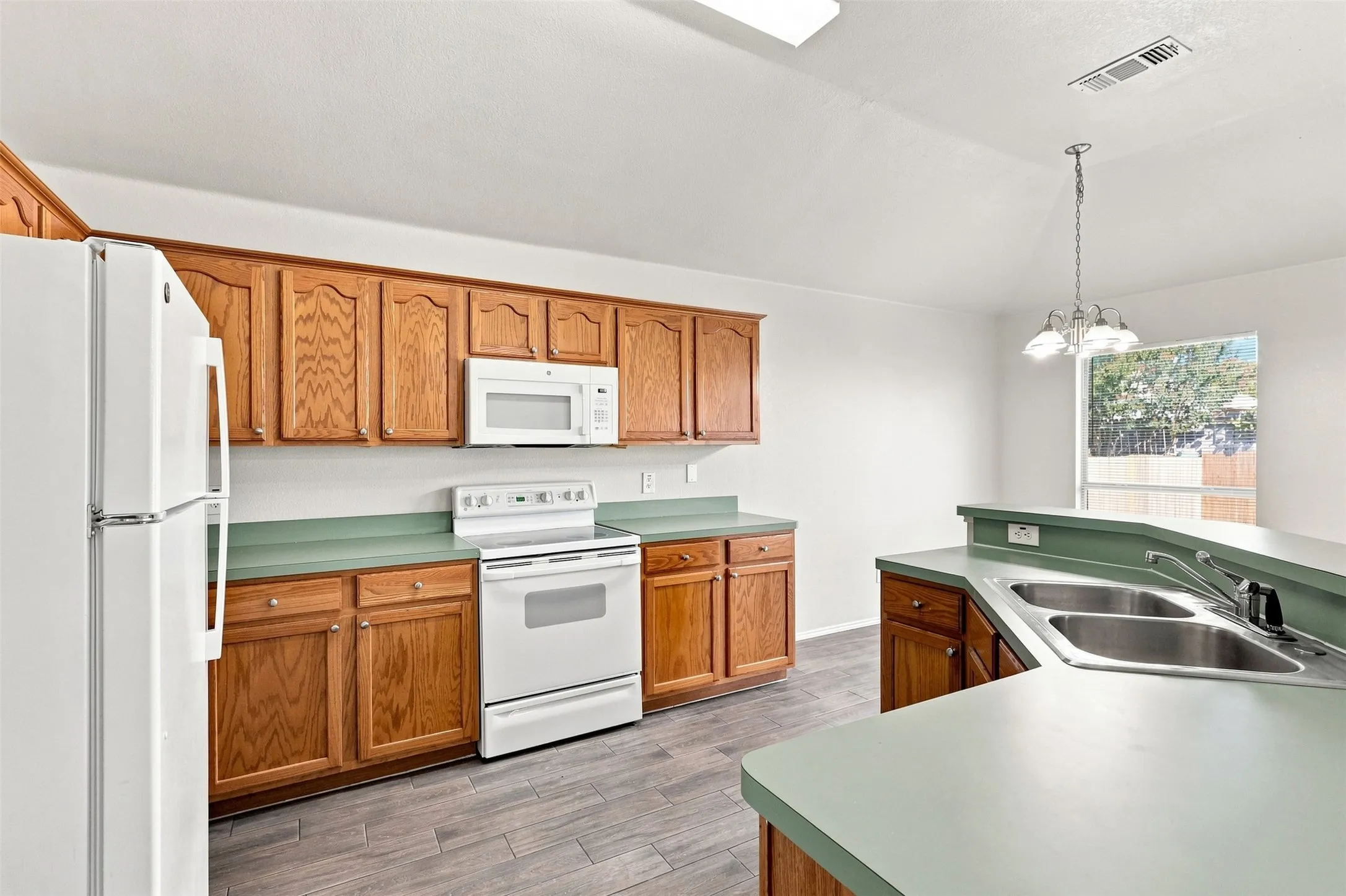 Single Family Residence For Sale in Tarrant County , 625 Jamie Lane, Mansfield, Texas 76063, 3 Bedroom, 2 Bathroom, 2 Garage spaces, 1,536 Sqft, built in 2000, mls#21348770, Real Estate Agent in Mansfield, Homes For Sale in Tarrant county, Homes For Sale in Mansfield, Realtor in Mansfield Texas, Real Estate Brokerage Independent Realty Texas, Luminita Cordes Realtor