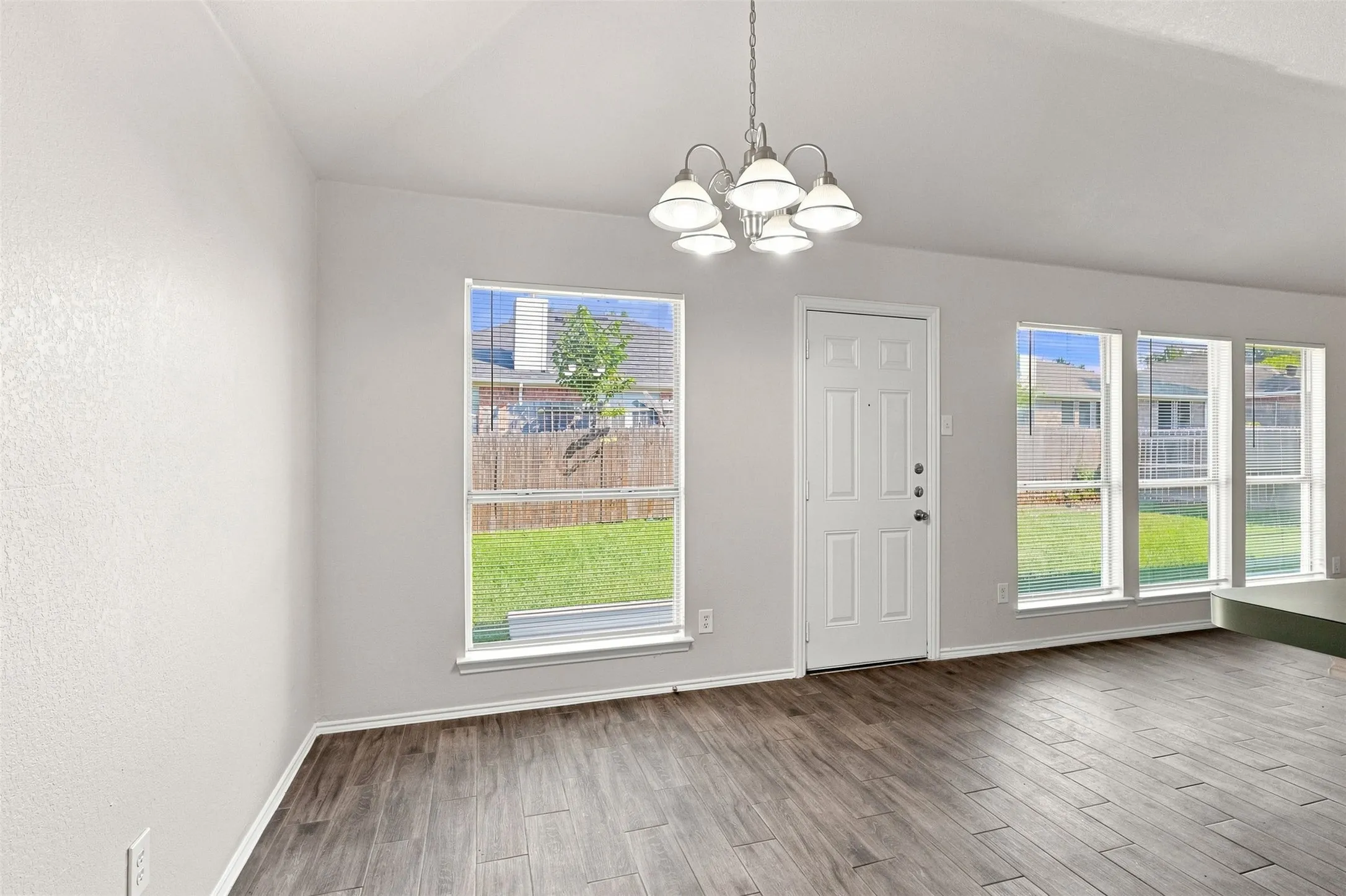 Single Family Residence For Sale in Tarrant County , 625 Jamie Lane, Mansfield, Texas 76063, 3 Bedroom, 2 Bathroom, 2 Garage spaces, 1,536 Sqft, built in 2000, mls#21348770, Real Estate Agent in Mansfield, Homes For Sale in Tarrant county, Homes For Sale in Mansfield, Realtor in Mansfield Texas, Real Estate Brokerage Independent Realty Texas, Luminita Cordes Realtor