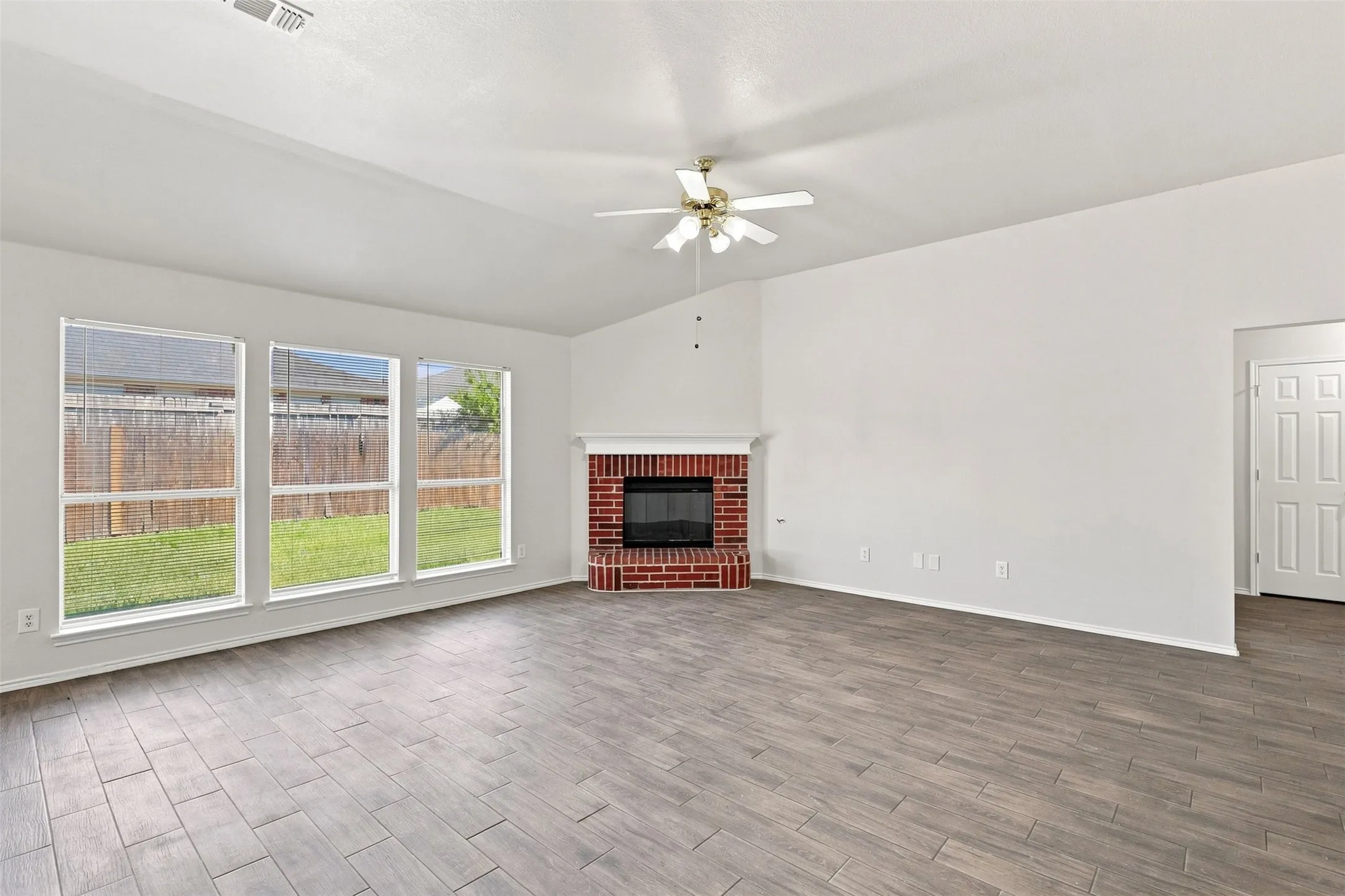 Single Family Residence For Sale in Tarrant County , 625 Jamie Lane, Mansfield, Texas 76063, 3 Bedroom, 2 Bathroom, 2 Garage spaces, 1,536 Sqft, built in 2000, mls#21348770, Real Estate Agent in Mansfield, Homes For Sale in Tarrant county, Homes For Sale in Mansfield, Realtor in Mansfield Texas, Real Estate Brokerage Independent Realty Texas, Luminita Cordes Realtor