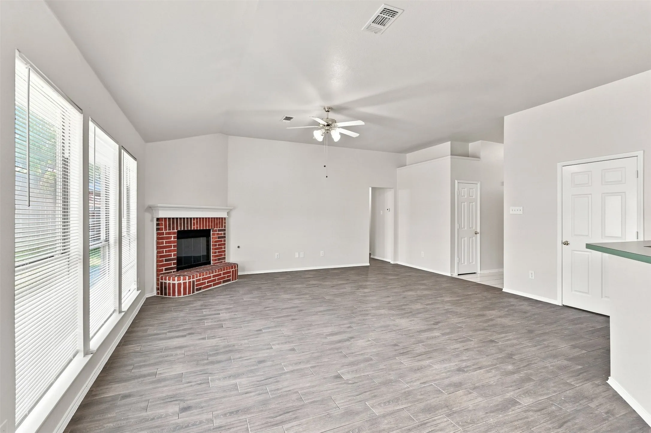 Single Family Residence For Sale in Tarrant County , 625 Jamie Lane, Mansfield, Texas 76063, 3 Bedroom, 2 Bathroom, 2 Garage spaces, 1,536 Sqft, built in 2000, mls#21348770, Real Estate Agent in Mansfield, Homes For Sale in Tarrant county, Homes For Sale in Mansfield, Realtor in Mansfield Texas, Real Estate Brokerage Independent Realty Texas, Luminita Cordes Realtor
