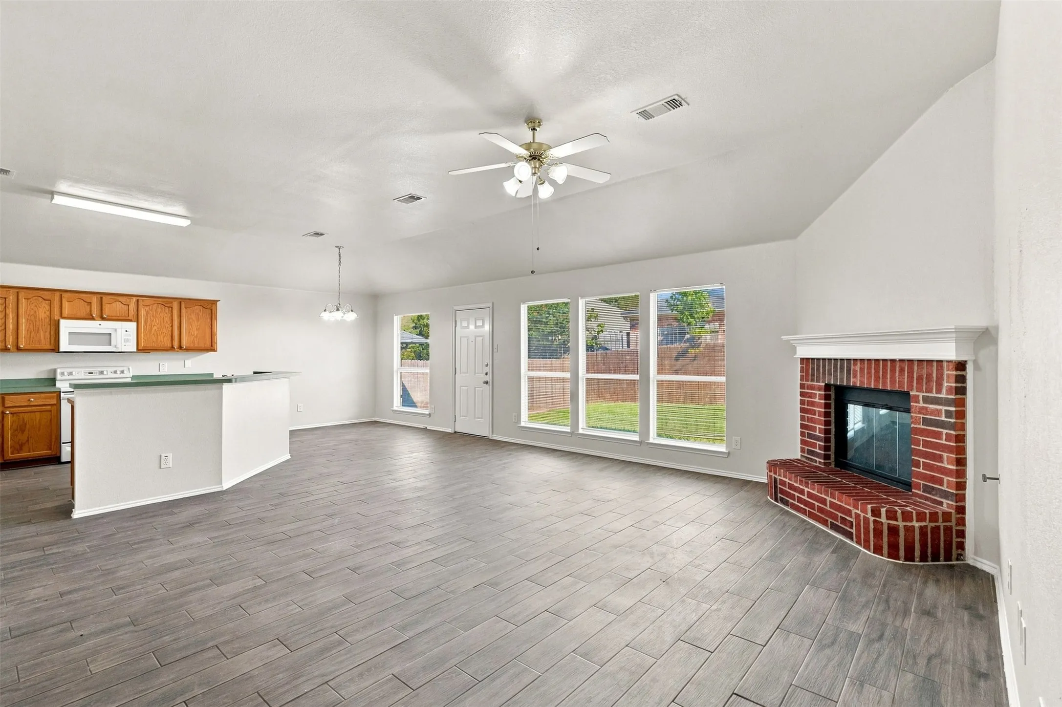 Single Family Residence For Sale in Tarrant County , 625 Jamie Lane, Mansfield, Texas 76063, 3 Bedroom, 2 Bathroom, 2 Garage spaces, 1,536 Sqft, built in 2000, mls#21348770, Real Estate Agent in Mansfield, Homes For Sale in Tarrant county, Homes For Sale in Mansfield, Realtor in Mansfield Texas, Real Estate Brokerage Independent Realty Texas, Luminita Cordes Realtor
