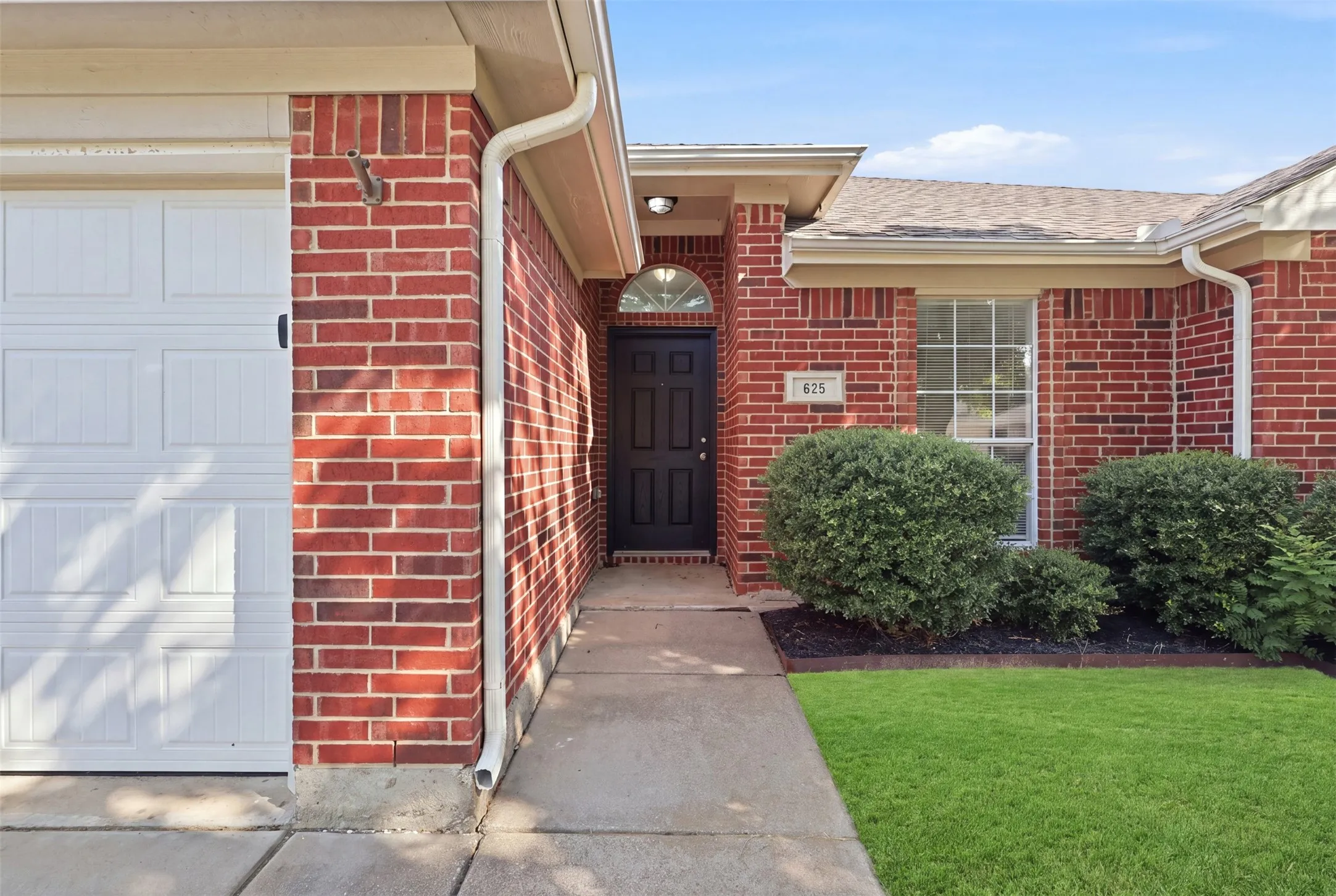 Single Family Residence For Sale in Tarrant County , 625 Jamie Lane, Mansfield, Texas 76063, 3 Bedroom, 2 Bathroom, 2 Garage spaces, 1,536 Sqft, built in 2000, mls#21348770, Real Estate Agent in Mansfield, Homes For Sale in Tarrant county, Homes For Sale in Mansfield, Realtor in Mansfield Texas, Real Estate Brokerage Independent Realty Texas, Luminita Cordes Realtor