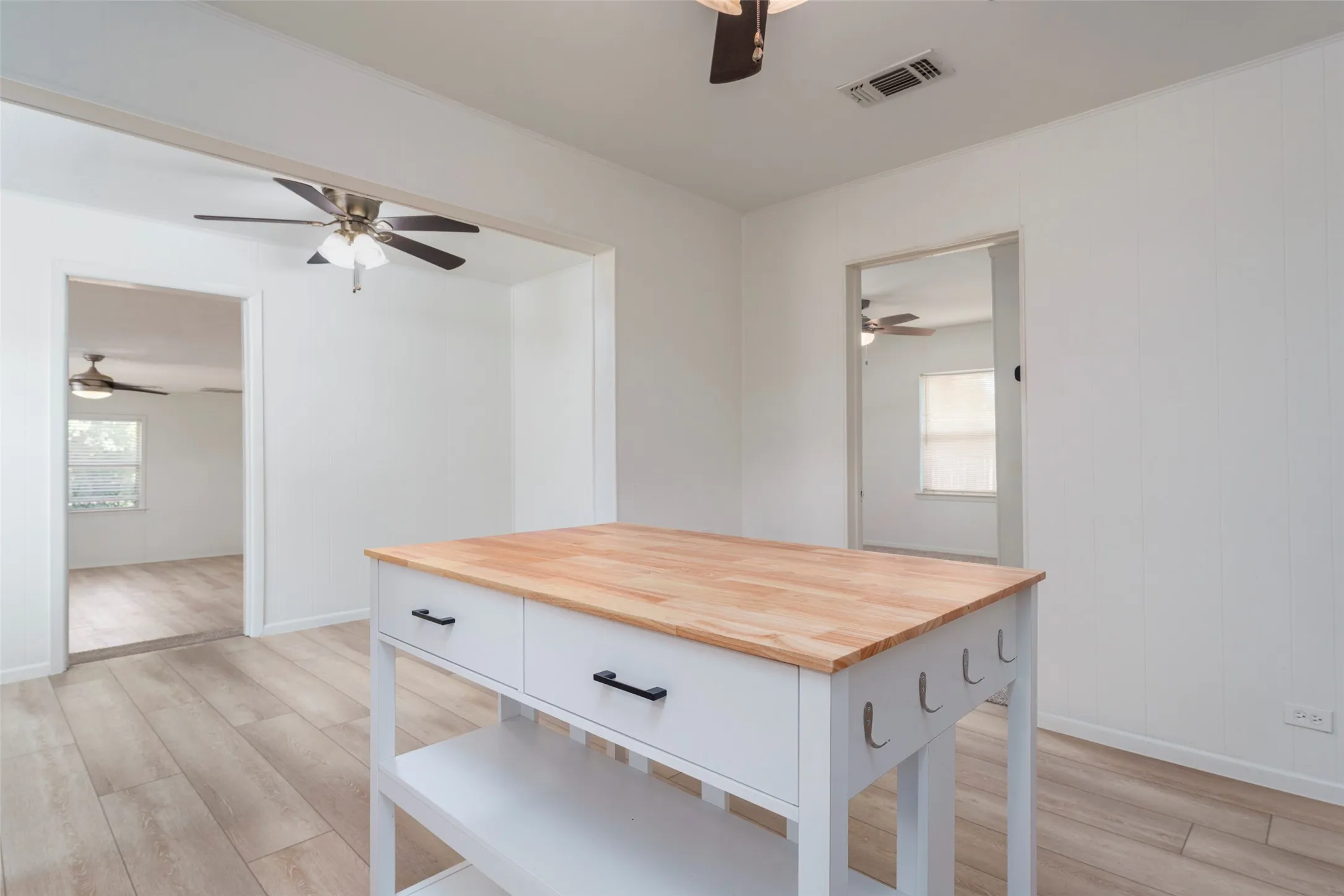 Single Family Residence For Sale in Tarrant County , 310 North Road, Kennedale, Texas 76060, 3 Bedroom, 2 Bathroom, 1 Garage spaces, 1,983 Sqft, built in 1945, mls#21352262, Real Estate Agent in Kennedale, Homes For Sale in Tarrant county, Homes For Sale in Kennedale, Realtor in Kennedale Texas, Real Estate Brokerage Independent Realty Texas, Luminita Cordes Realtor
