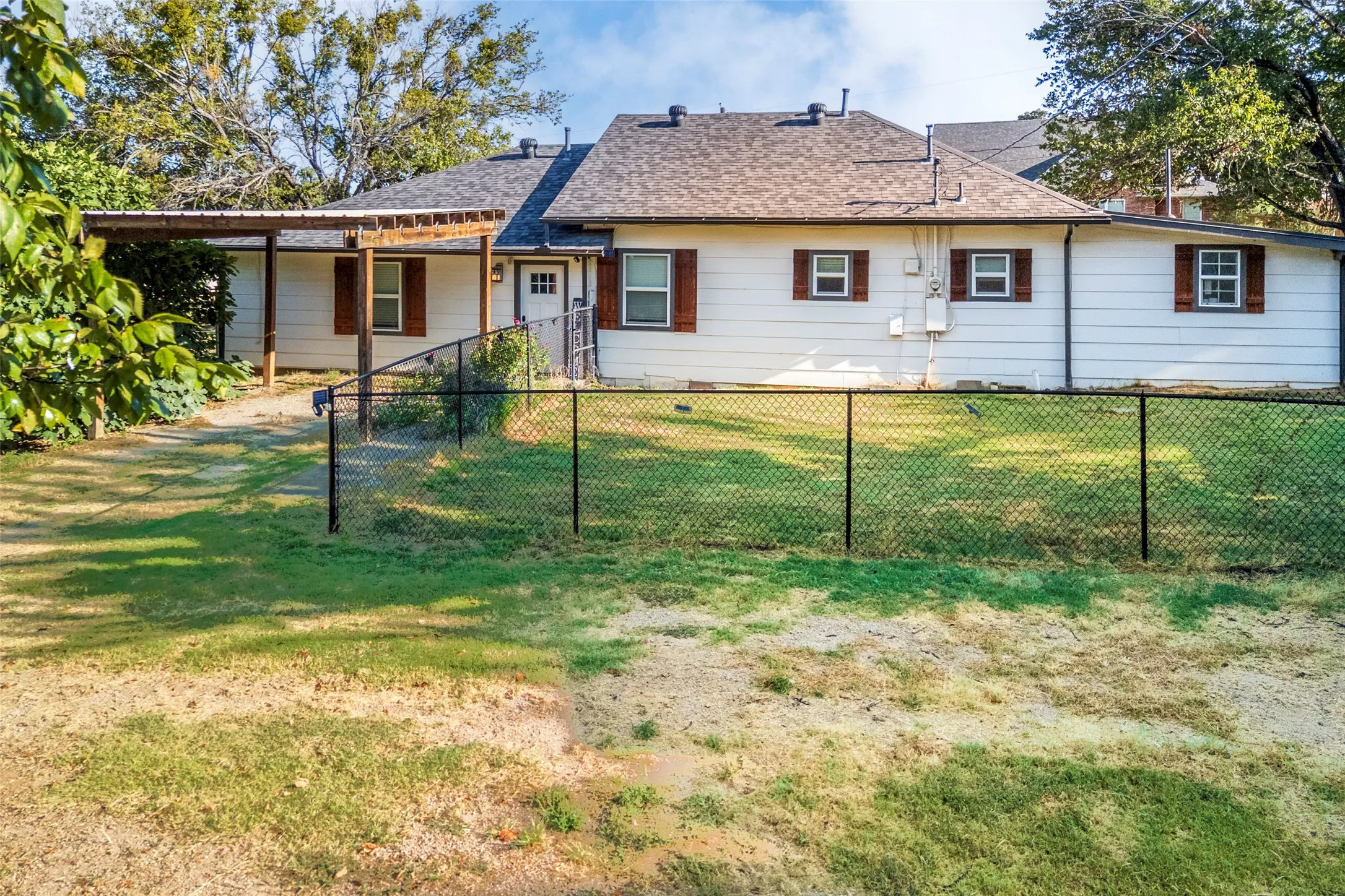Single Family Residence For Sale in Tarrant County , 310 North Road, Kennedale, Texas 76060, 3 Bedroom, 2 Bathroom, 1 Garage spaces, 1,983 Sqft, built in 1945, mls#21352262, Real Estate Agent in Kennedale, Homes For Sale in Tarrant county, Homes For Sale in Kennedale, Realtor in Kennedale Texas, Real Estate Brokerage Independent Realty Texas, Luminita Cordes Realtor