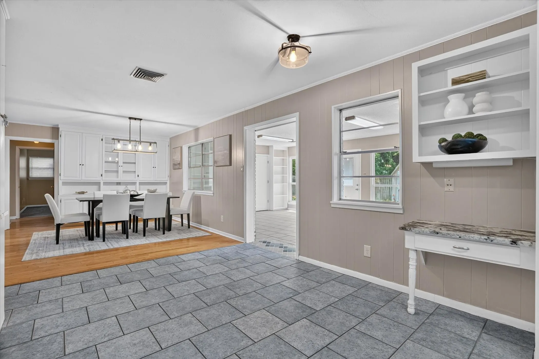 Single Family Residence For Sale in Tarrant County , 5237 Cockrell Avenue, Fort Worth, Texas 76133, 3 Bedroom, 2 Bathroom, 2 Garage spaces, 2,254 Sqft, built in 1959, mls#21349224, Real Estate Agent in Fort Worth, Homes For Sale in Tarrant county, Homes For Sale in Fort Worth, Realtor in Fort Worth Texas, Real Estate Brokerage Independent Realty Texas, Luminita Cordes Realtor