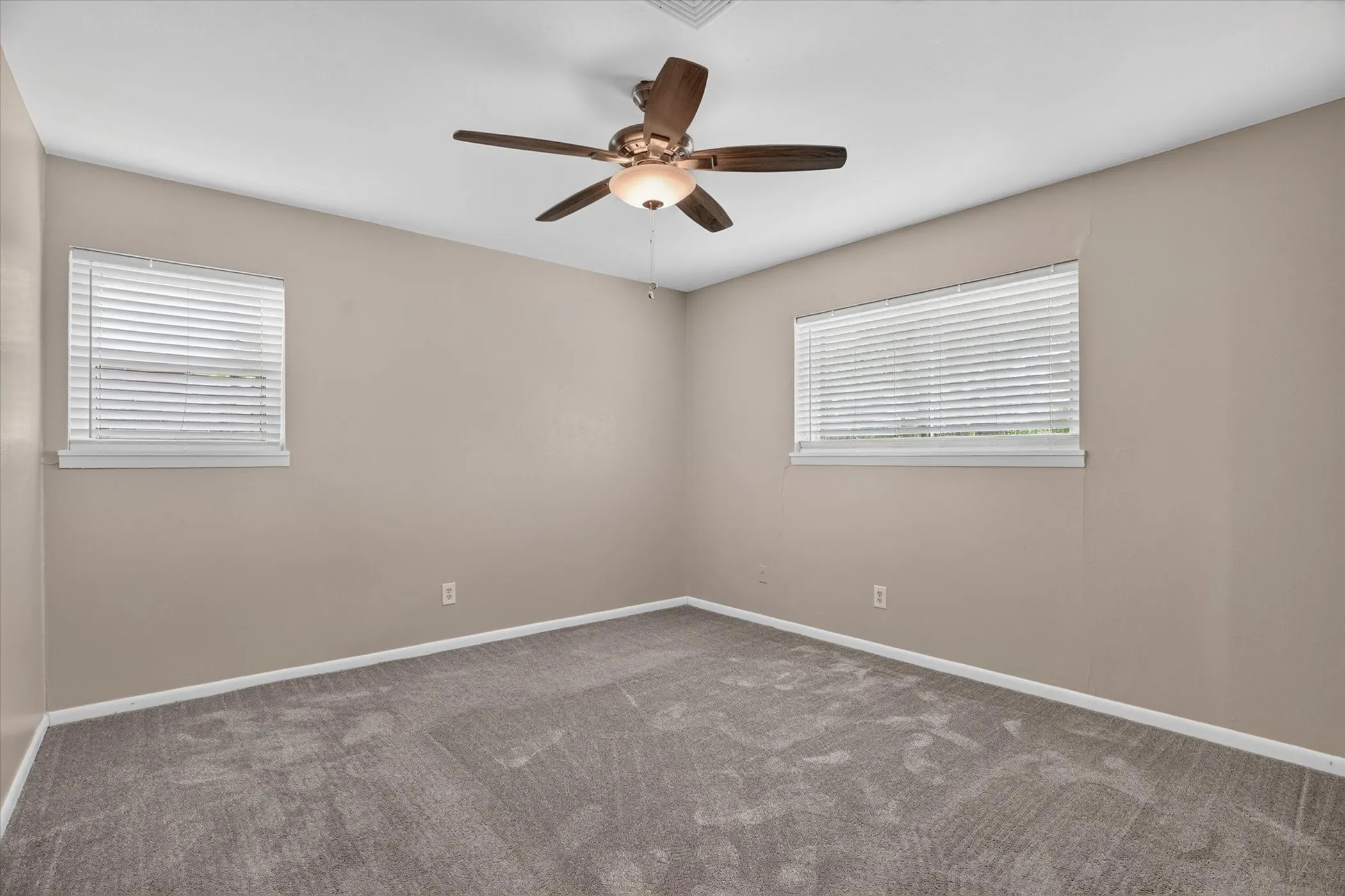 Single Family Residence For Sale in Tarrant County , 5237 Cockrell Avenue, Fort Worth, Texas 76133, 3 Bedroom, 2 Bathroom, 2 Garage spaces, 2,254 Sqft, built in 1959, mls#21349224, Real Estate Agent in Fort Worth, Homes For Sale in Tarrant county, Homes For Sale in Fort Worth, Realtor in Fort Worth Texas, Real Estate Brokerage Independent Realty Texas, Luminita Cordes Realtor