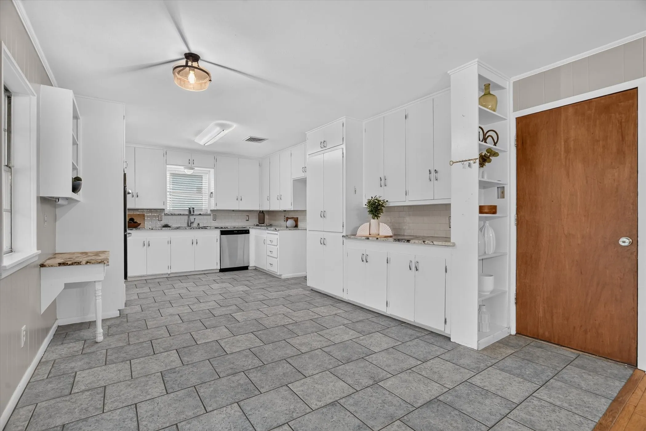 Single Family Residence For Sale in Tarrant County , 5237 Cockrell Avenue, Fort Worth, Texas 76133, 3 Bedroom, 2 Bathroom, 2 Garage spaces, 2,254 Sqft, built in 1959, mls#21349224, Real Estate Agent in Fort Worth, Homes For Sale in Tarrant county, Homes For Sale in Fort Worth, Realtor in Fort Worth Texas, Real Estate Brokerage Independent Realty Texas, Luminita Cordes Realtor