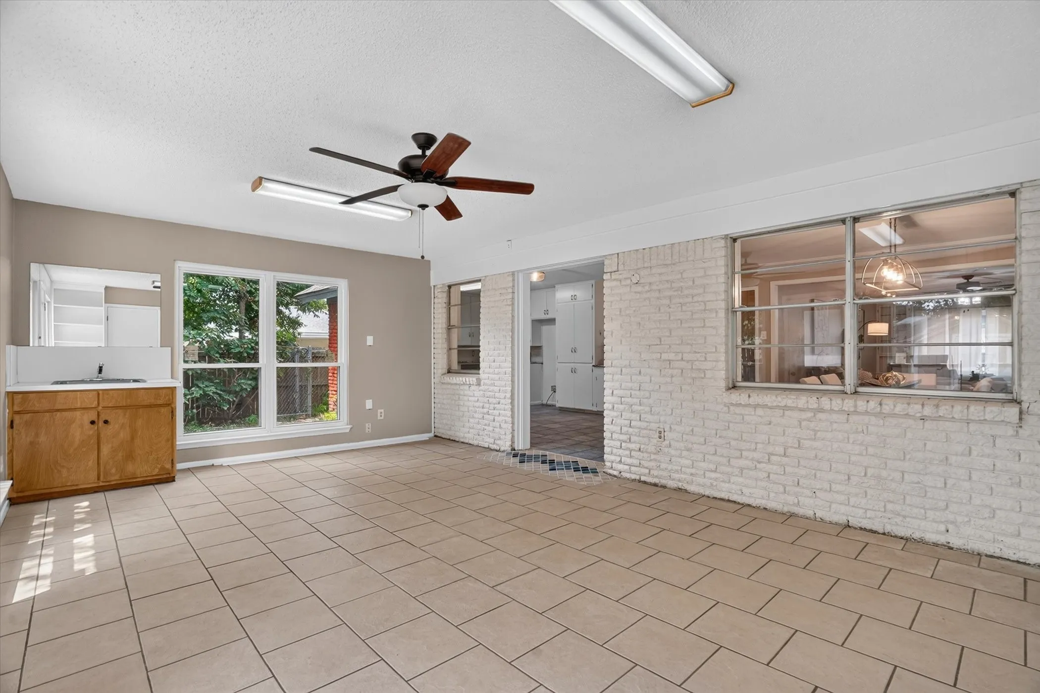 Single Family Residence For Sale in Tarrant County , 5237 Cockrell Avenue, Fort Worth, Texas 76133, 3 Bedroom, 2 Bathroom, 2 Garage spaces, 2,254 Sqft, built in 1959, mls#21349224, Real Estate Agent in Fort Worth, Homes For Sale in Tarrant county, Homes For Sale in Fort Worth, Realtor in Fort Worth Texas, Real Estate Brokerage Independent Realty Texas, Luminita Cordes Realtor