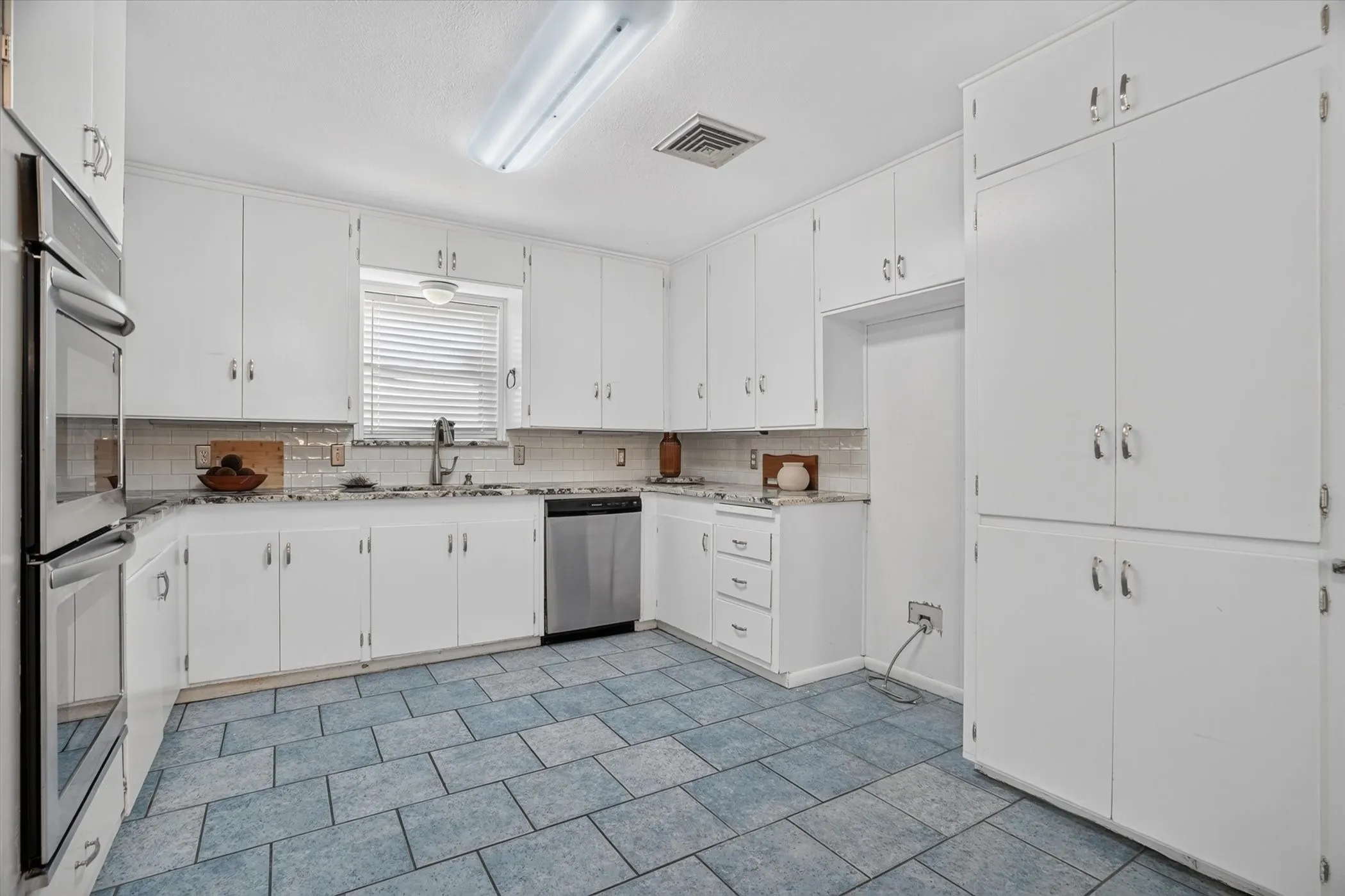 Single Family Residence For Sale in Tarrant County , 5237 Cockrell Avenue, Fort Worth, Texas 76133, 3 Bedroom, 2 Bathroom, 2 Garage spaces, 2,254 Sqft, built in 1959, mls#21349224, Real Estate Agent in Fort Worth, Homes For Sale in Tarrant county, Homes For Sale in Fort Worth, Realtor in Fort Worth Texas, Real Estate Brokerage Independent Realty Texas, Luminita Cordes Realtor