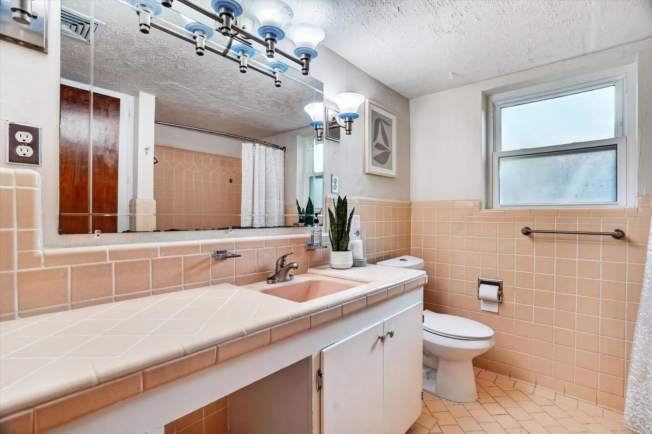 Single Family Residence For Sale in Tarrant County , 5237 Cockrell Avenue, Fort Worth, Texas 76133, 3 Bedroom, 2 Bathroom, 2 Garage spaces, 2,254 Sqft, built in 1959, mls#21349224, Real Estate Agent in Fort Worth, Homes For Sale in Tarrant county, Homes For Sale in Fort Worth, Realtor in Fort Worth Texas, Real Estate Brokerage Independent Realty Texas, Luminita Cordes Realtor