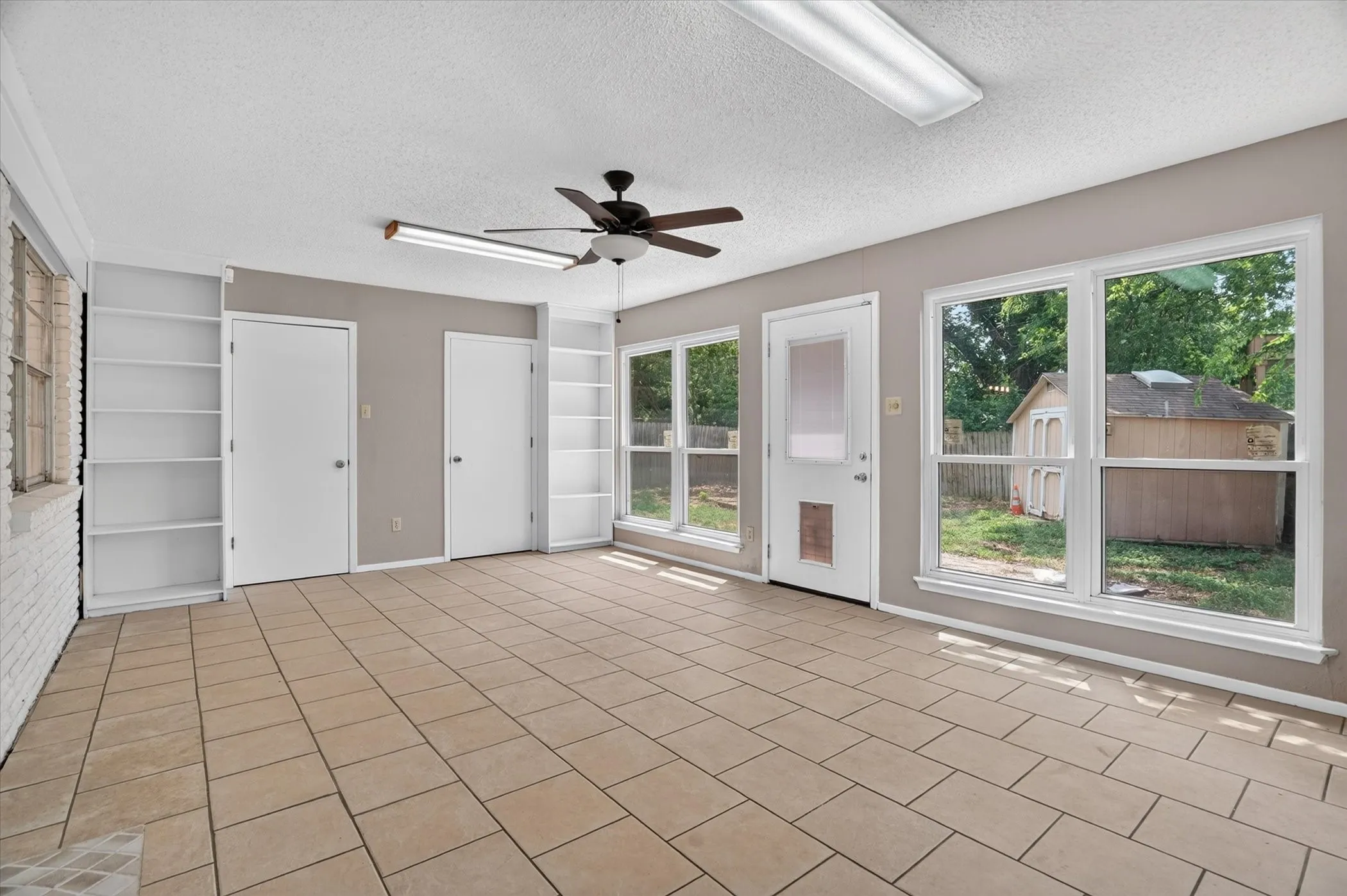 Single Family Residence For Sale in Tarrant County , 5237 Cockrell Avenue, Fort Worth, Texas 76133, 3 Bedroom, 2 Bathroom, 2 Garage spaces, 2,254 Sqft, built in 1959, mls#21349224, Real Estate Agent in Fort Worth, Homes For Sale in Tarrant county, Homes For Sale in Fort Worth, Realtor in Fort Worth Texas, Real Estate Brokerage Independent Realty Texas, Luminita Cordes Realtor